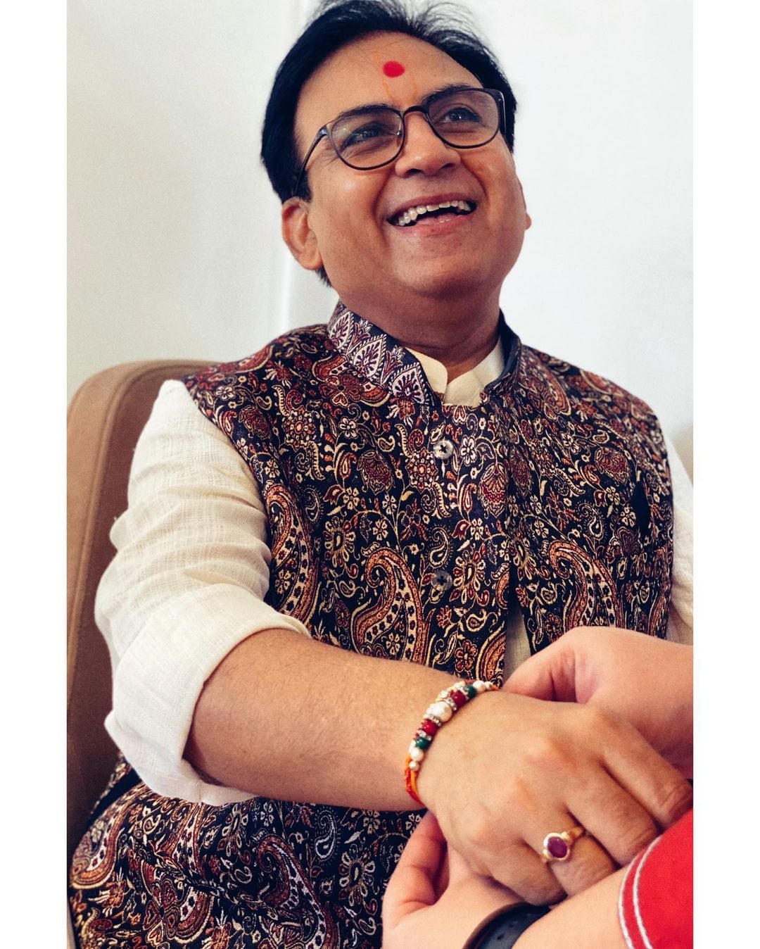 દિલીપ જોશીએ હાલમાં જ સાઇટ એન્ડ ઇનસાઇટ નામની એક યૂટ્યૂબ ચેનલ સાથે વાત કરતાં જણાવ્યું હતું કે, તેમણે કરિઅરમાં ક્યારેય નેપોટિઝમનો સામનો કરવો પડ્યો નથી. નેપોટિઝમનાં વિવાદ પર પ્રતિક્રિાય આપતા દિલીપ જોસી બોલ્યા કે, 'આ આપણું કલ્ચર છે, આપણી સંસ્કૃતિ છે. જો કોઇ વેપારી છે અને તેણે તેનો કામ ધંધો જમાવ્યો છે તો તેનો દીકરો તેનાં પિતાનાં ધંધામાં શામેલ થવા ઇચ્છે છે. તો તે નિશ્ચિત રૂપથી તેમાં શામેલ થશે. ' (Photo Credit- @maakasamdilipjoshi/Instagram) દિલીપ જોશીએ હાલમાં જ સાઇટ એન્ડ ઇનસાઇટ નામની એક યૂટ્યૂબ ચેનલ સાથે વાત કરતાં જણાવ્યું હતું કે, તેમણે કરિઅરમાં ક્યારેય નેપોટિઝમનો સામનો કરવો પડ્યો નથી. નેપોટિઝમનાં વિવાદ પર પ્રતિક્રિાય આપતા દિલીપ જોસી બોલ્યા કે, 'આ આપણું કલ્ચર છે, આપણી સંસ્કૃતિ છે. જો કોઇ વેપારી છે અને તેણે તેનો કામ ધંધો જમાવ્યો છે તો તેનો દીકરો તેનાં પિતાનાં ધંધામાં શામેલ થવા ઇચ્છે છે. તો તે નિશ્ચિત રૂપથી તેમાં શામેલ થશે. ' (Photo Credit- @maakasamdilipjoshi/Instagram)