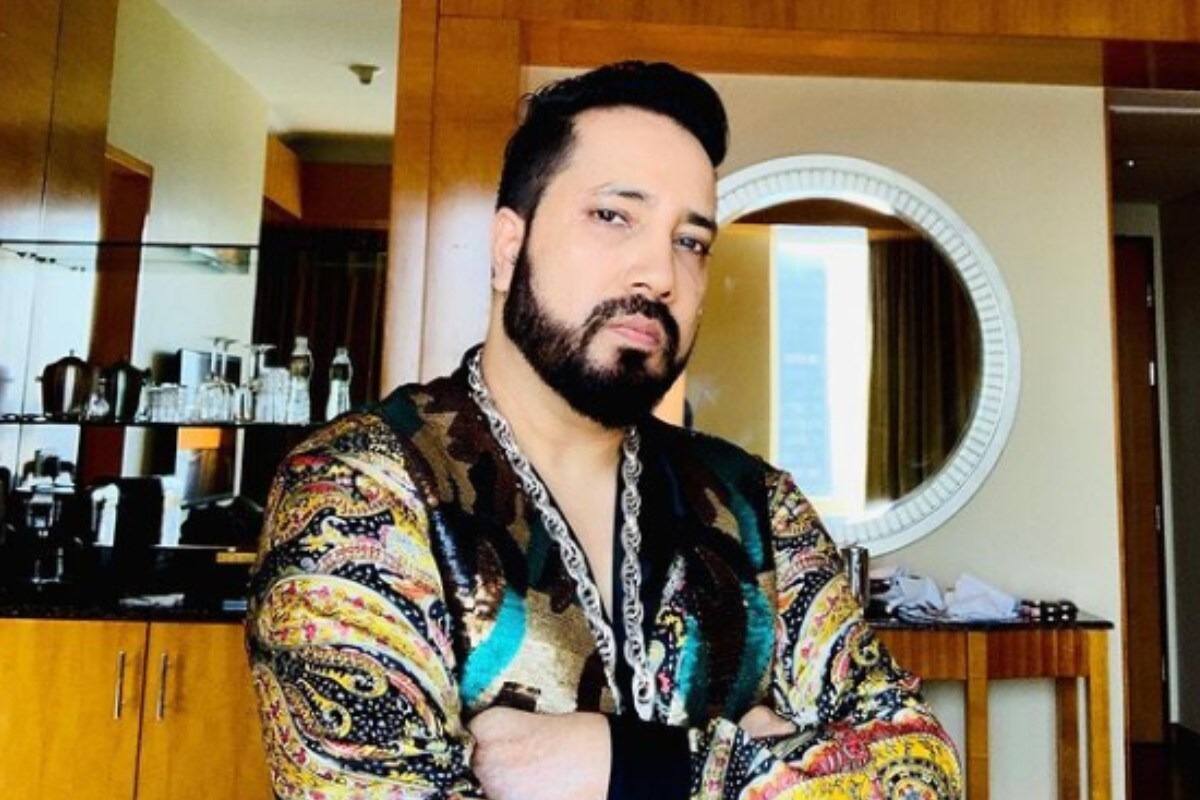 મીકા સિંહ (Mika Singh) આ ગીત અંગે કંઇક કહેતા પહેલાં લોકડાઉનનાં કારણે થયેલી મુશ્કેલીઓનો ઉલ્લેખ કર્યો હતો. તેણે જણાવ્યું કે, ગત 8 મહિનાથી તેની પાસે કોઇ કામ નથી. (Photo: @mikasingh/Instagram) મીકા સિંહ (Mika Singh) આ ગીત અંગે કંઇક કહેતા પહેલાં લોકડાઉનનાં કારણે થયેલી મુશ્કેલીઓનો ઉલ્લેખ કર્યો હતો. તેણે જણાવ્યું કે, ગત 8 મહિનાથી તેની પાસે કોઇ કામ નથી. (Photo: @mikasingh/Instagram)