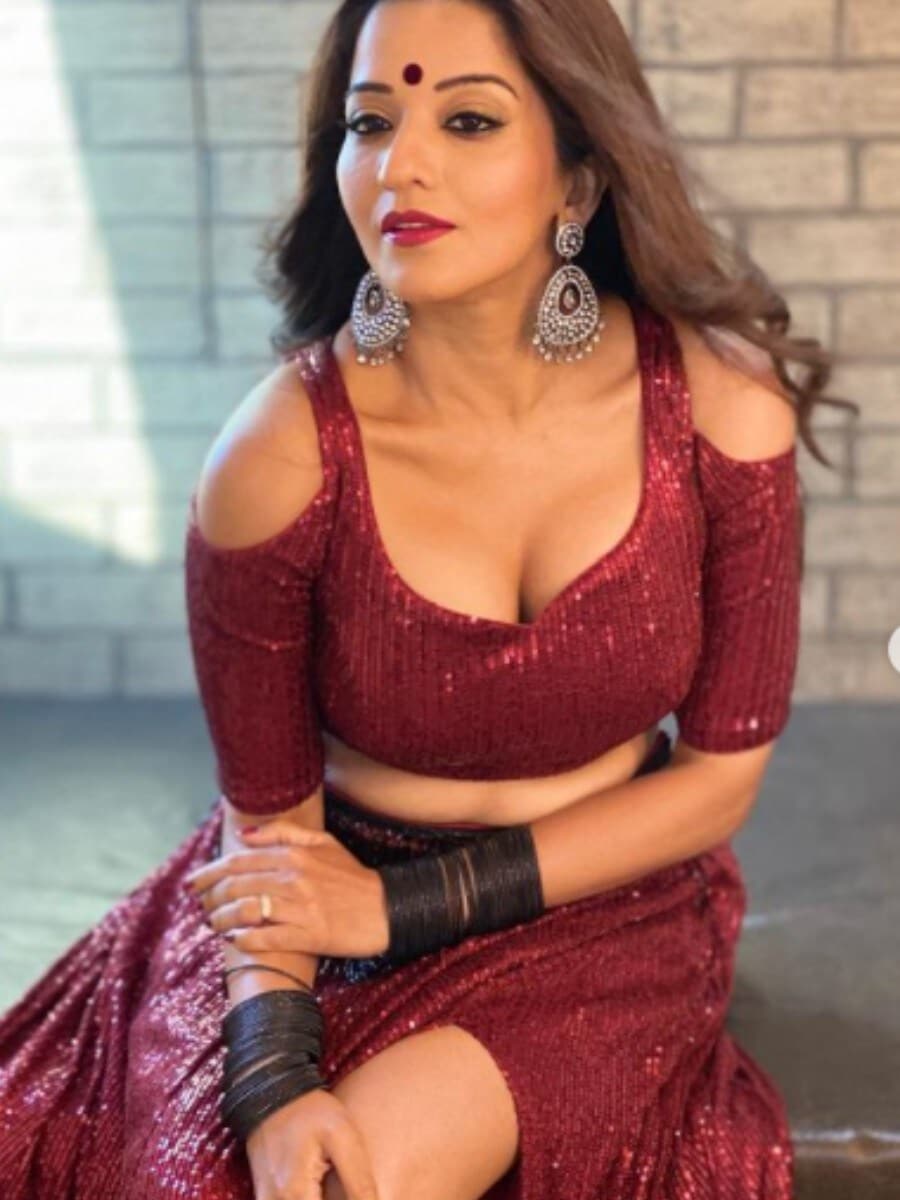 તસવીરોમાં મોનાલિસા (Monalisa) મરૂન રંગનાં આઉટફિટમાં નજર આવી રહી હતી અને ખુબજ સેક્સી પણ લાગી રહી હતી. (PHOTO: @aslimonalisa/Instagram) તસવીરોમાં મોનાલિસા (Monalisa) મરૂન રંગનાં આઉટફિટમાં નજર આવી રહી હતી અને ખુબજ સેક્સી પણ લાગી રહી હતી. (PHOTO: @aslimonalisa/Instagram)