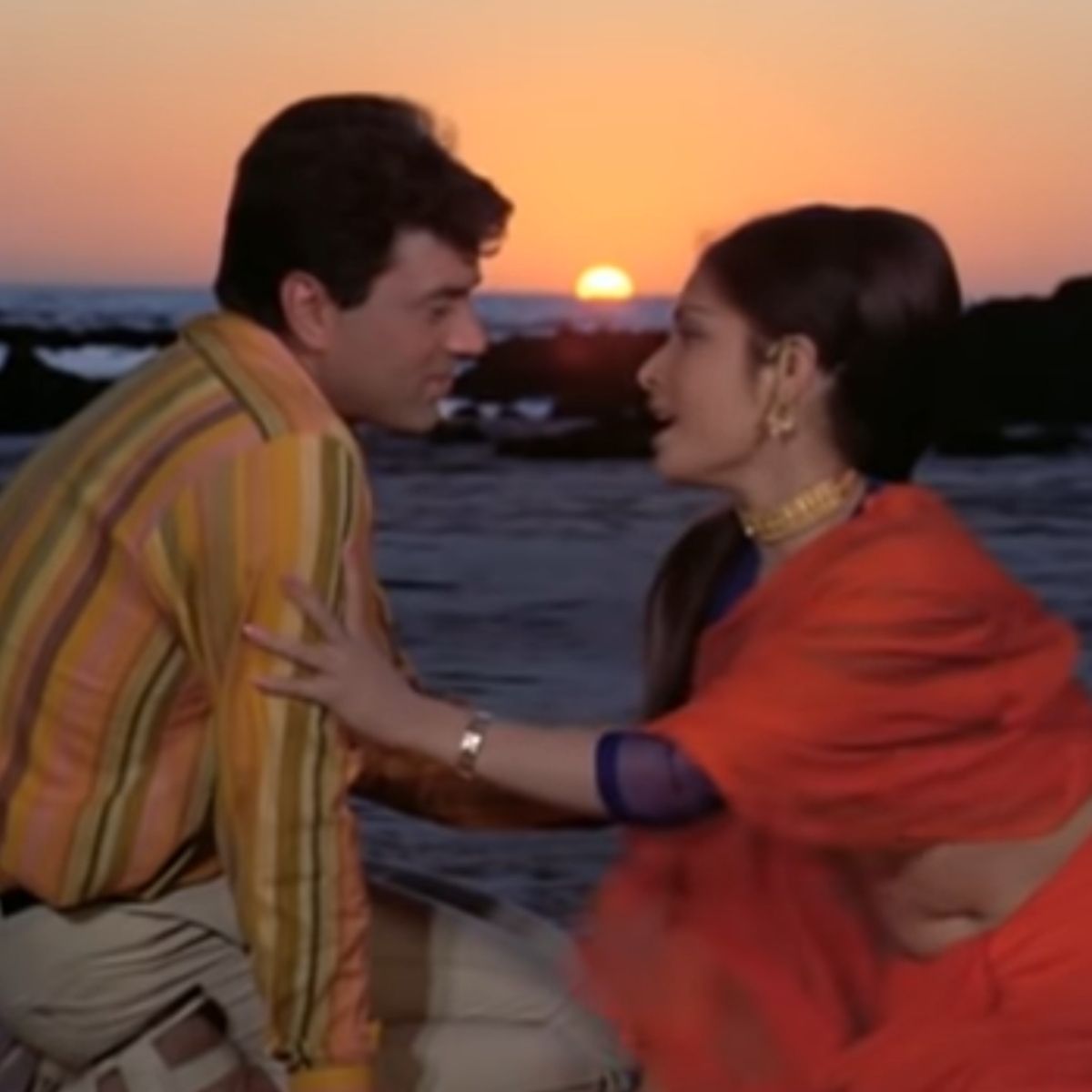 પણ ત્રણ ગીતોમાં એક કોમન વાત છે કે, શર્ટ, ધરમેન્દ્રએ આ ત્રણ ગીતોમાં એક જ શર્ટ-પેન્ટ પહેરેલું છે. (Photo: YouTube Grab) પણ ત્રણ ગીતોમાં એક કોમન વાત છે કે, શર્ટ, ધરમેન્દ્રએ આ ત્રણ ગીતોમાં એક જ શર્ટ-પેન્ટ પહેરેલું છે. (Photo: YouTube Grab)