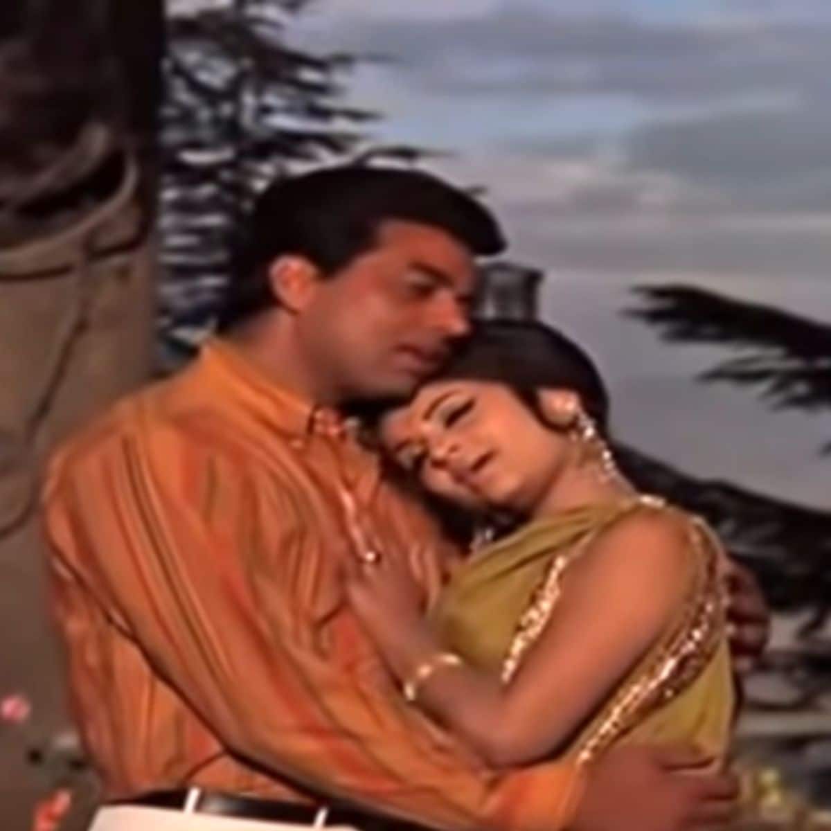 ભલે જ ગીતો અલગ અલગ ફિલ્મોનાં છે, પણ ત્રણેય ગીતોમાં ધર્મેન્દ્રએ એક જ શર્ટ પહેરી છે. (Photo: YouTube Grab) ભલે જ ગીતો અલગ અલગ ફિલ્મોનાં છે, પણ ત્રણેય ગીતોમાં ધર્મેન્દ્રએ એક જ શર્ટ પહેરી છે. (Photo: YouTube Grab)
