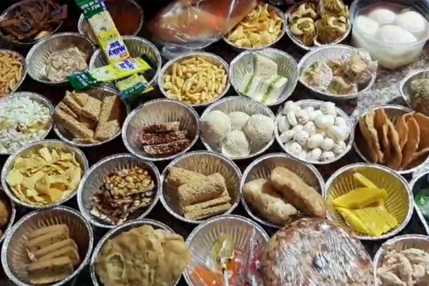 મહંત ભાષ્કર પૂરીનાં જણાવ્યા અનુસાર બાળ રુપ બટુકને ટોફી, બિસ્કિટ અને ફળ પસંદ આવે છે. સવારે સત રૂપમાં બાબા બટુક ભૈરવનો ભોગ લગાવવામાં આવે છે. બપોરે રાજરી રૂપમાં બાબાનાં વસ્ત્રો બદલવામાં આવે છે. અને દાળ, ભાત, શાક અર્પિત કરવામાં આવે છે. મહંત ભાષ્કર પૂરીનાં જણાવ્યા અનુસાર બાળ રુપ બટુકને ટોફી, બિસ્કિટ અને ફળ પસંદ આવે છે. સવારે સત રૂપમાં બાબા બટુક ભૈરવનો ભોગ લગાવવામાં આવે છે. બપોરે રાજરી રૂપમાં બાબાનાં વસ્ત્રો બદલવામાં આવે છે. અને દાળ, ભાત, શાક અર્પિત કરવામાં આવે છે.
