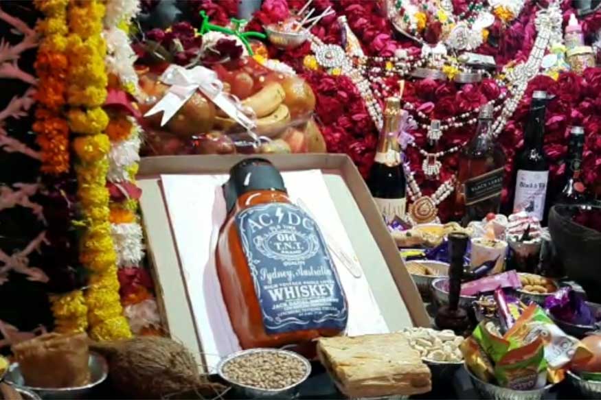 બાબાનો અલૌકિક રૂપ સંધ્યા બાદ ભૈરવ રૂપમાં હોય છે. આ સમયે બાબાને મદિરાની સાથે સાથે મીટ, માછલી અને ઇંડાનો ભોગ લગાવવામાં આવે છે. બાબા તામસી રૂપમાં હોય છે. તેથી તામસી ભોગ લગાવવામાં આવે છે. વિશેષ અનુષ્ઠાન માટે મદિરાને ખપ્પરમાં ભરવામાં આવે છે. અને મદિરાથી સ્નાન કરવામાં આવે છે. હવન કુંડની અગ્નિને સ્વત: પ્રજ્વલિત રાખવામાં આવે છે. બાબાનો અલૌકિક રૂપ સંધ્યા બાદ ભૈરવ રૂપમાં હોય છે. આ સમયે બાબાને મદિરાની સાથે સાથે મીટ, માછલી અને ઇંડાનો ભોગ લગાવવામાં આવે છે. બાબા તામસી રૂપમાં હોય છે. તેથી તામસી ભોગ લગાવવામાં આવે છે. વિશેષ અનુષ્ઠાન માટે મદિરાને ખપ્પરમાં ભરવામાં આવે છે. અને મદિરાથી સ્નાન કરવામાં આવે છે. હવન કુંડની અગ્નિને સ્વત: પ્રજ્વલિત રાખવામાં આવે છે.