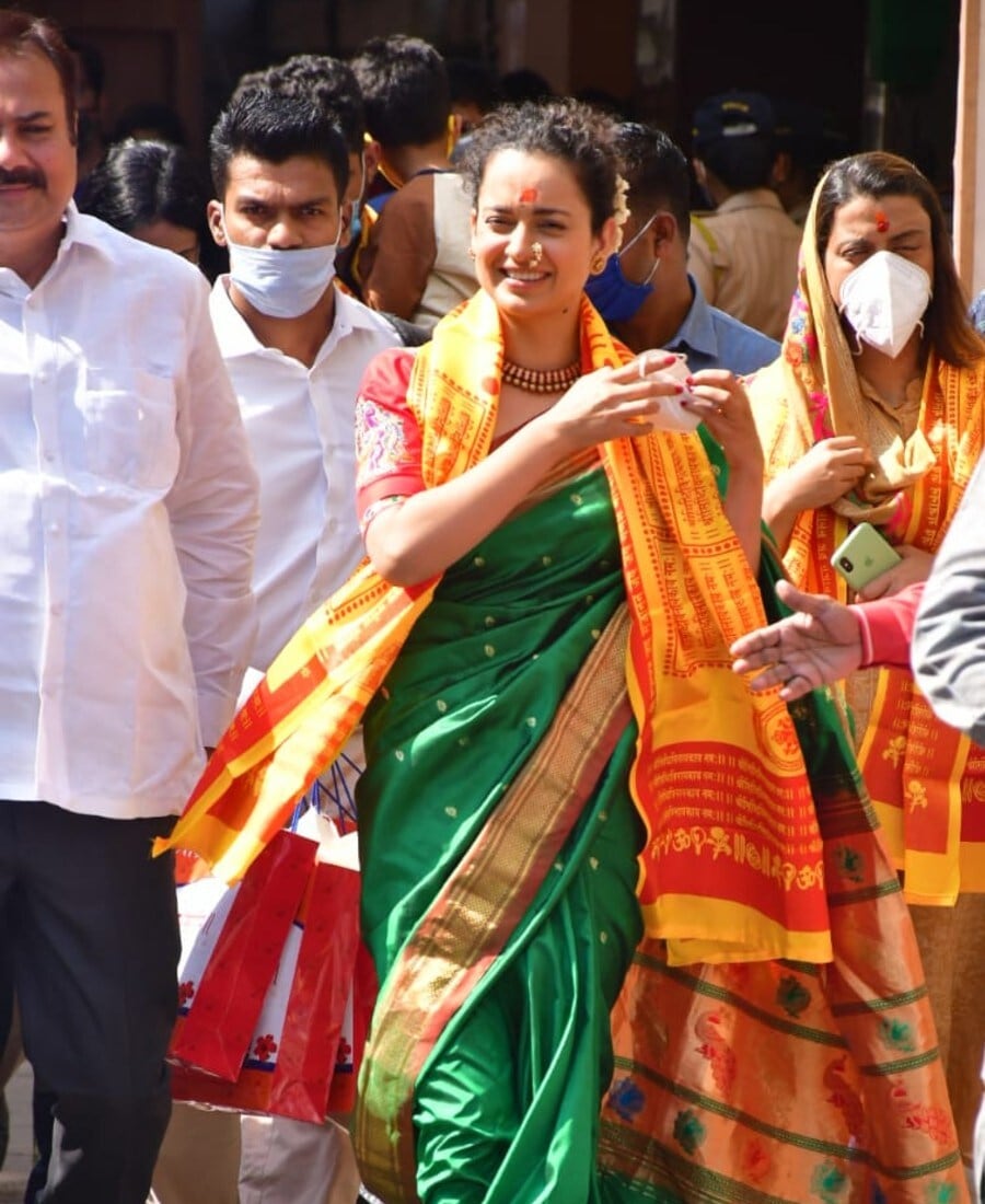 કંગના રનૌટ (Kangana Ranaut)એ ભગવાન ગણપતિ બાપ્પાની આરતીમાં ભાગ લીધો હતો. તે મંદિરમાં થોડો સમય માટે રોકાઇ પણ હતી. (PHOTO: VIRAL Bhayani) કંગના રનૌટ (Kangana Ranaut)એ ભગવાન ગણપતિ બાપ્પાની આરતીમાં ભાગ લીધો હતો. તે મંદિરમાં થોડો સમય માટે રોકાઇ પણ હતી. (PHOTO: VIRAL Bhayani)