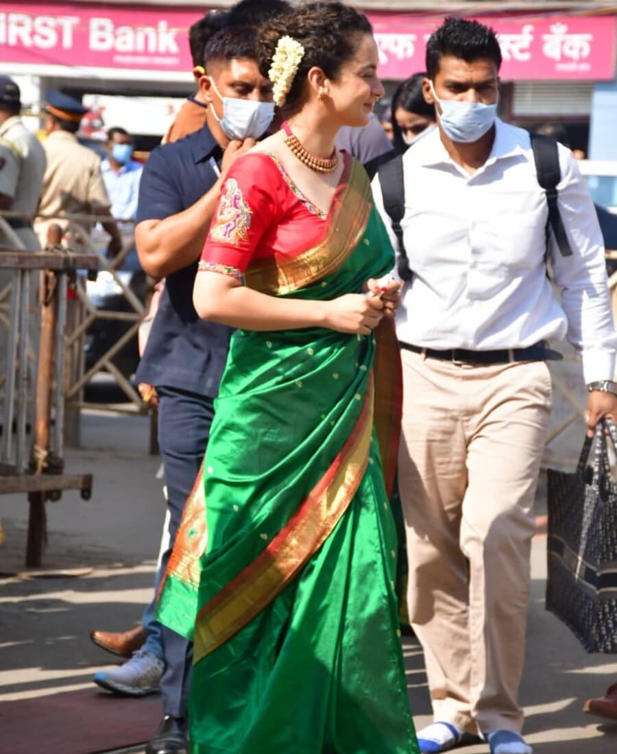 કંગનાએ લીલા રંગની સાડી પહેરેલી હતી. કંગના ઘણે અંશે 'મરાઠી મુલગી'નાં લૂકમાંન જર આવી હતી. (PHOTO: VIRAL Bhayani) કંગનાએ લીલા રંગની સાડી પહેરેલી હતી. કંગના ઘણે અંશે 'મરાઠી મુલગી'નાં લૂકમાંન જર આવી હતી. (PHOTO: VIRAL Bhayani)