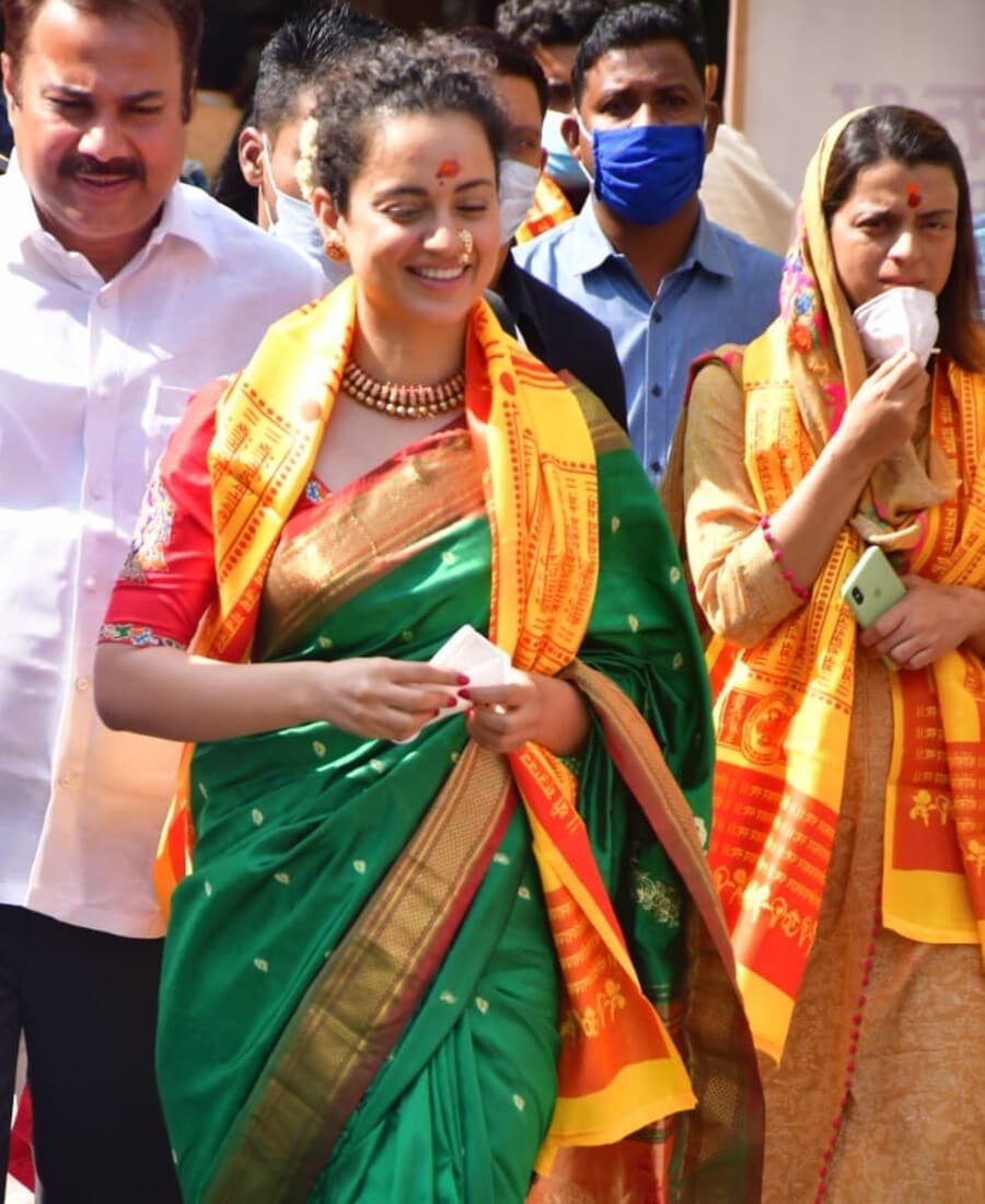 કંગનાએ અહીં ગણપતિ બાપ્પા મોરયા અને જય મહારાષ્ટ્ર કહ્યું, તેણે કહ્યું કે, અહીં રહેવાં માટે મને ફક્ત ગણપતિ બાપ્પાની અનુમતિ જોઇએ અને અહીં ગણપતિ બાપ્પાની અનુમતિ લેવા જ આવી હતી. મને બીજા કોઇની અનુમતિની આવશ્યકતા નથી. (PHOTO: VIRAL Bhayani) કંગનાએ અહીં ગણપતિ બાપ્પા મોરયા અને જય મહારાષ્ટ્ર કહ્યું, તેણે કહ્યું કે, અહીં રહેવાં માટે મને ફક્ત ગણપતિ બાપ્પાની અનુમતિ જોઇએ અને અહીં ગણપતિ બાપ્પાની અનુમતિ લેવા જ આવી હતી. મને બીજા કોઇની અનુમતિની આવશ્યકતા નથી. (PHOTO: VIRAL Bhayani)