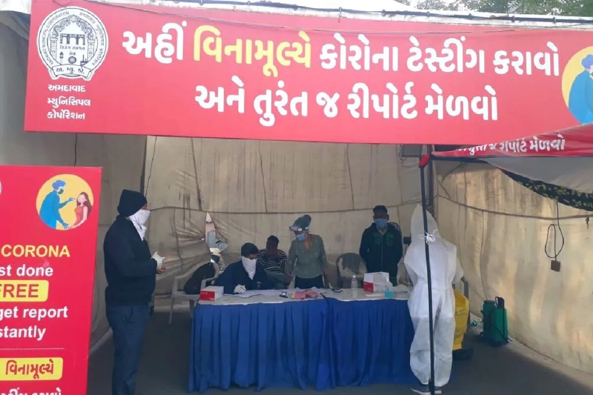 અમદાવાદ : રાજ્યમાં (Gujarat) છેલ્લા 24 કલાકમાં કોરોના વાયરસના (Coronavirus)નવા 1010 કેસ નોંધાયા છે. જેની સામે 1190 દર્દીઓ સાજા થયા છે. છેલ્લા 24 કલાકમાં રાજ્યમાં કોવિડ-19 (Covid19)ના કારણે 7 દર્દીઓના મોત થયા છે. રાજ્યમાં કુલ મૃત્યુઆંક 4234 થયો છે. રાજ્યમાં કોરોનાના કુલ કેસ 2,35,299 નોંધાયા છે. જેમાંથી એક્ટિવ કેસ 11,940 છે. આજે રાજ્યમાં કુલ 54,694 ટેસ્ટ કરવામાં આવ્યા છે. રાજ્યમાં સાજા થવાનો દર 93.11 ટકા છે. (પ્રતિકાત્મક તસવીર) અમદાવાદ : રાજ્યમાં (Gujarat) છેલ્લા 24 કલાકમાં કોરોના વાયરસના (Coronavirus)નવા 1010 કેસ નોંધાયા છે. જેની સામે 1190 દર્દીઓ સાજા થયા છે. છેલ્લા 24 કલાકમાં રાજ્યમાં કોવિડ-19 (Covid19)ના કારણે 7 દર્દીઓના મોત થયા છે. રાજ્યમાં કુલ મૃત્યુઆંક 4234 થયો છે. રાજ્યમાં કોરોનાના કુલ કેસ 2,35,299 નોંધાયા છે. જેમાંથી એક્ટિવ કેસ 11,940 છે. આજે રાજ્યમાં કુલ 54,694 ટેસ્ટ કરવામાં આવ્યા છે. રાજ્યમાં સાજા થવાનો દર 93.11 ટકા છે. (પ્રતિકાત્મક તસવીર)