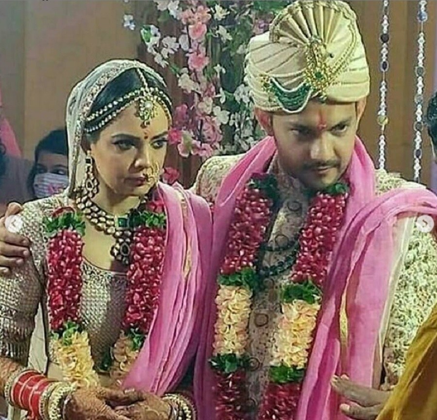 નોંધનીય છે કે, બે દિવસ પહેલાં આદિત્ય અને શ્વેતાની તિલક સેરેમની પણ યોજાઈ હતી. રવિવાર, 29 નવેમ્બરના રોજ આદિત્યના ઘરે આ સેરેમની યોજાઈ હતી. તિલક સેરેમનીમાં આદિત્યે ડાર્ક ગ્રીન રંગનો પ્રિન્ટેડ ટ્રેડિશનલ કુર્તો પહેર્યો હતો અને શ્વેતાએ આછા નારંગની રંગનો લહેંગો પહેર્યો હતો. નોંધનીય છે કે, બે દિવસ પહેલાં આદિત્ય અને શ્વેતાની તિલક સેરેમની પણ યોજાઈ હતી. રવિવાર, 29 નવેમ્બરના રોજ આદિત્યના ઘરે આ સેરેમની યોજાઈ હતી. તિલક સેરેમનીમાં આદિત્યે ડાર્ક ગ્રીન રંગનો પ્રિન્ટેડ ટ્રેડિશનલ કુર્તો પહેર્યો હતો અને શ્વેતાએ આછા નારંગની રંગનો લહેંગો પહેર્યો હતો.