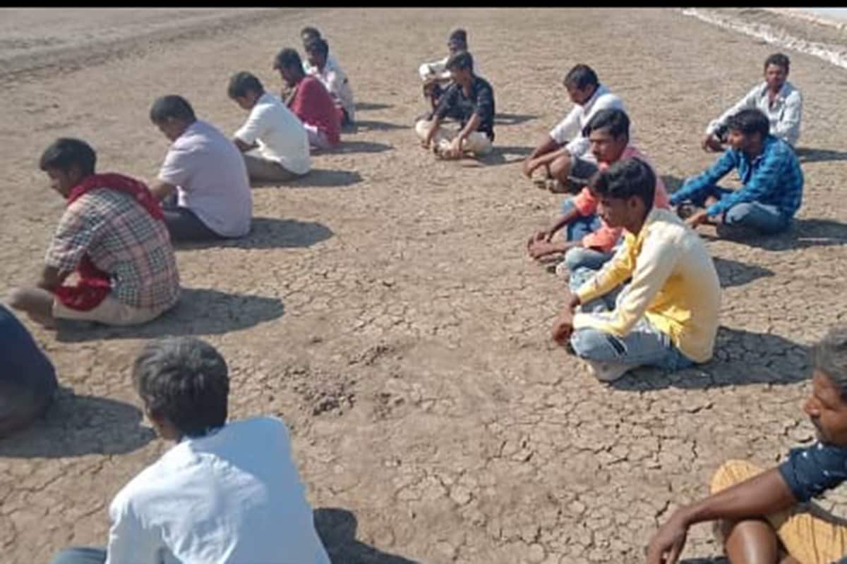 સાથે જ રણની જમીન અમારી છે તેવો દાવો પણ કંપની કરી રહી છે. અગરિયાઓનું કહેવું છે કે તેમને યેનકેન પ્રકારે હેરાન પરેશાન કરવામાં આવે છે. અગરિયા અન્ય વેપારીઓને મીઠું આપે તો કંપની મીઠું વેચવા દેતી નથી. કંપનીના આવી તાનાશાહી બાદ આખરે અગરિયાઓએ ઉપવાસની હથિયાર ઊગામ્યું છે. સાથે જ રણની જમીન અમારી છે તેવો દાવો પણ કંપની કરી રહી છે. અગરિયાઓનું કહેવું છે કે તેમને યેનકેન પ્રકારે હેરાન પરેશાન કરવામાં આવે છે. અગરિયા અન્ય વેપારીઓને મીઠું આપે તો કંપની મીઠું વેચવા દેતી નથી. કંપનીના આવી તાનાશાહી બાદ આખરે અગરિયાઓએ ઉપવાસની હથિયાર ઊગામ્યું છે.