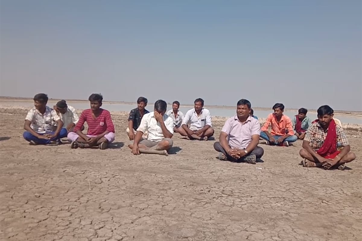 અતુલ જોશી, મોરબી: હળવદના ટીકરના રણ (Tikar Ran)માં કાળી મજૂરી કરતા અગરિયા (Salt Maker)ઓએ યોગ્ય ભાવ મેળવવા માટે ઉપવાસ આંદોલન શરૂ કર્યું છે. સાથે જ ધ્રાંગધ્રાની સ્થાનિક કંપની પર પણ આક્ષેપ લગાવીને તંત્ર પાસે મદદની ગુહાર લગાવી છે. વિશ્વભરમાં લોકોના ભોજનના સ્વાદમાં વધારો કરતું મીઠું (Salt) લોકોને સહેલાઈથી મળી રહે છે, પરંતુ આ મીઠું પકવવા માટે શ્રમિકો કાળી મજૂરી કરતા હોય છે. આ કામમાં મહિલાઓ અને વૃદ્ધ પણ જોડાય છે. ત્યારે હળવદના ટીકરના રણમાં મીઠું પકવતા અગરિયાઓ ન્યાયની માંગ સાથે ઉપવાસ પર ઉતર્યાં છે. અતુલ જોશી, મોરબી: હળવદના ટીકરના રણ (Tikar Ran)માં કાળી મજૂરી કરતા અગરિયા (Salt Maker)ઓએ યોગ્ય ભાવ મેળવવા માટે ઉપવાસ આંદોલન શરૂ કર્યું છે. સાથે જ ધ્રાંગધ્રાની સ્થાનિક કંપની પર પણ આક્ષેપ લગાવીને તંત્ર પાસે મદદની ગુહાર લગાવી છે. વિશ્વભરમાં લોકોના ભોજનના સ્વાદમાં વધારો કરતું મીઠું (Salt) લોકોને સહેલાઈથી મળી રહે છે, પરંતુ આ મીઠું પકવવા માટે શ્રમિકો કાળી મજૂરી કરતા હોય છે. આ કામમાં મહિલાઓ અને વૃદ્ધ પણ જોડાય છે. ત્યારે હળવદના ટીકરના રણમાં મીઠું પકવતા અગરિયાઓ ન્યાયની માંગ સાથે ઉપવાસ પર ઉતર્યાં છે.