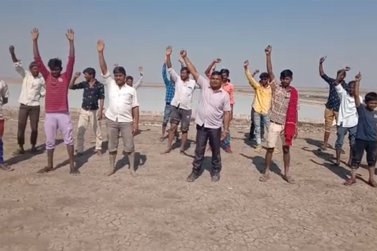 અગરિયાઓએ જણાવ્યું છે કે હાલ મીઠાના બજાર ભાવ કરતા 50% ઓછા ભાવમાં મીઠું આપવા માટે ખાનગી કંપની તેમના પર દબાણ કરી રહી છે. હાલ મીઠાનો બજારભાવ 340 રૂપિયા ચાલી રહ્યા છે, ત્યારે DCW ખાનગી કંપની 170 રુપિયામાં જ મીઠું આપવા માટે દબાણ કરી રહી છે. અગરિયાઓએ જણાવ્યું છે કે હાલ મીઠાના બજાર ભાવ કરતા 50% ઓછા ભાવમાં મીઠું આપવા માટે ખાનગી કંપની તેમના પર દબાણ કરી રહી છે. હાલ મીઠાનો બજારભાવ 340 રૂપિયા ચાલી રહ્યા છે, ત્યારે DCW ખાનગી કંપની 170 રુપિયામાં જ મીઠું આપવા માટે દબાણ કરી રહી છે.