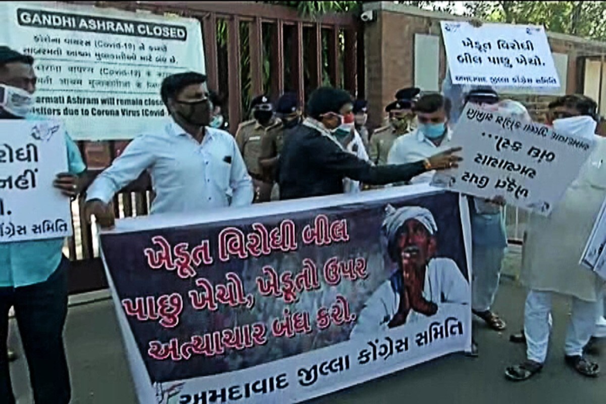 પ્રણવ પટેલ, અમદાવાદ : દિલ્હીની ભાગોળે જગતનો તાત એવો ખેડૂત લાખોની સંખ્યામાં એકઠો થઈને સરકારને પડકાર ફેંકી રહ્યો છે. ખેડૂતો સંસદમાં પસાર થયેલા કૃષિ બીલનો વિરોધ કરી રહ્યા છે અને બીલે પરત ખેચવાની માંગણી કરી રહ્યા છે. જોકે, ખેડૂતોના આ બીલ પર હવે નરી રાજનીતિ થઈ રહી છે. આ રાજનીતિમાં ગુજરાત કૉંગ્રેસે ઝંપલાવ્યું હતું અને આજે રાજ્યભરમાં જિલ્લા મથકે ધરણાનો કાર્યક્રમ નિર્ધારિત કર્યો હતો. પ્રણવ પટેલ, અમદાવાદ : દિલ્હીની ભાગોળે જગતનો તાત એવો ખેડૂત લાખોની સંખ્યામાં એકઠો થઈને સરકારને પડકાર ફેંકી રહ્યો છે. ખેડૂતો સંસદમાં પસાર થયેલા કૃષિ બીલનો વિરોધ કરી રહ્યા છે અને બીલે પરત ખેચવાની માંગણી કરી રહ્યા છે. જોકે, ખેડૂતોના આ બીલ પર હવે નરી રાજનીતિ થઈ રહી છે. આ રાજનીતિમાં ગુજરાત કૉંગ્રેસે ઝંપલાવ્યું હતું અને આજે રાજ્યભરમાં જિલ્લા મથકે ધરણાનો કાર્યક્રમ નિર્ધારિત કર્યો હતો.