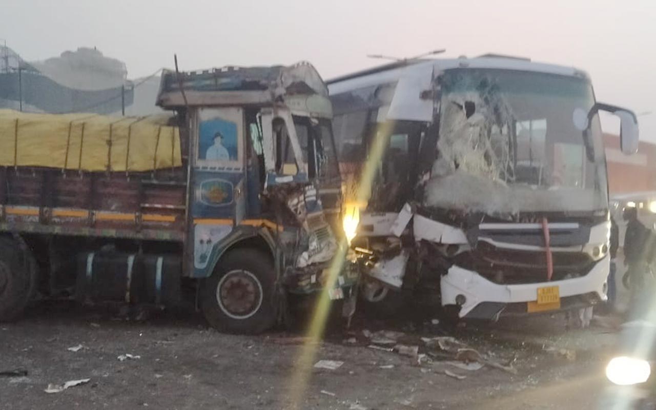 અમદાવાદ: ઠંડીમાં ચાલકને ઝોકું આવી ગયું, ટ્રક ડિવાઈડર કૂદીને બસ અને કારને અથડાયો