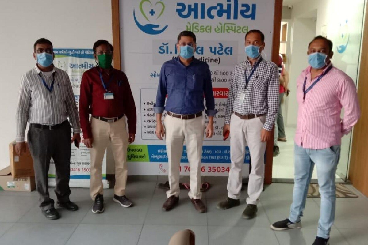 પ્રણવ પટેલ, અમદાવાદ: શહેરમાં પ્રવર્તિ રહેલ કોવિડ -19ની (covid-19) પરિસ્થિતિને ધ્યાને લઇ કોર્પોરેશન (AMC) દ્વારા વિવિધ અટકાયતી પગલા જેવા કે રેપિડ એન્ટીજન કિટ (repit test) મારફતે મોટા પ્રમાણમાં ટેસ્ટીંગ તેમજ હાઉસ ટુ હાઉસ સર્વની કામગીરી તથા વિવિધ પ્રાઇવેટ હોસ્પિટલને કોવિડ -19ના (private covid-19 hospital) સારવાર માટે ડેઝીગ્નેટ કરી દર્દીઓને સારવાર આપવાની સુવિધા ઉપલબ્ધ કરવામાં આવે છે. પ્રણવ પટેલ, અમદાવાદ: શહેરમાં પ્રવર્તિ રહેલ કોવિડ -19ની (covid-19) પરિસ્થિતિને ધ્યાને લઇ કોર્પોરેશન (AMC) દ્વારા વિવિધ અટકાયતી પગલા જેવા કે રેપિડ એન્ટીજન કિટ (repit test) મારફતે મોટા પ્રમાણમાં ટેસ્ટીંગ તેમજ હાઉસ ટુ હાઉસ સર્વની કામગીરી તથા વિવિધ પ્રાઇવેટ હોસ્પિટલને કોવિડ -19ના (private covid-19 hospital) સારવાર માટે ડેઝીગ્નેટ કરી દર્દીઓને સારવાર આપવાની સુવિધા ઉપલબ્ધ કરવામાં આવે છે.