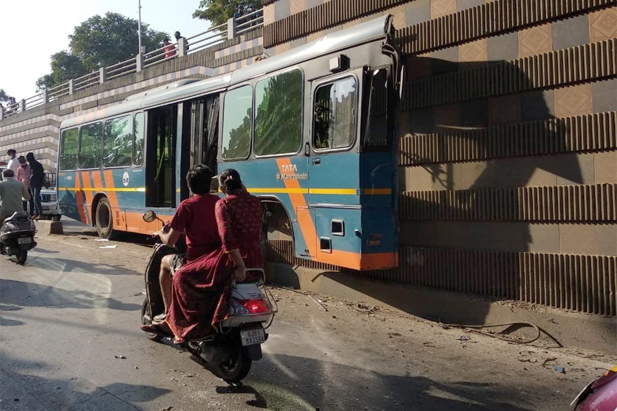 અન્ય એક સીસીટીવી ઘટનાની વિરુદ્ધ દિશામાં લાગેલો હતો જેથી તેની અંદર આ ઘટના કેદ થઈ શકે તેમ ન હતી. અહીં તંત્રની બદેરકારી જોવા મળી છે. પ્રથમ નજરે જોતા તો એવું લાગે છે કે બંને કેમેરા બંધ જ હાલતમાં હશે. આ ઘટનામાં પ્રાથમિક વિગતો પ્રમાણે બસના ડ્રાઈવર અને સુપરવાઈઝર ગંભીર રીતે ઘાયલ થયા છે. અન્ય એક સીસીટીવી ઘટનાની વિરુદ્ધ દિશામાં લાગેલો હતો જેથી તેની અંદર આ ઘટના કેદ થઈ શકે તેમ ન હતી. અહીં તંત્રની બદેરકારી જોવા મળી છે. પ્રથમ નજરે જોતા તો એવું લાગે છે કે બંને કેમેરા બંધ જ હાલતમાં હશે. આ ઘટનામાં પ્રાથમિક વિગતો પ્રમાણે બસના ડ્રાઈવર અને સુપરવાઈઝર ગંભીર રીતે ઘાયલ થયા છે.