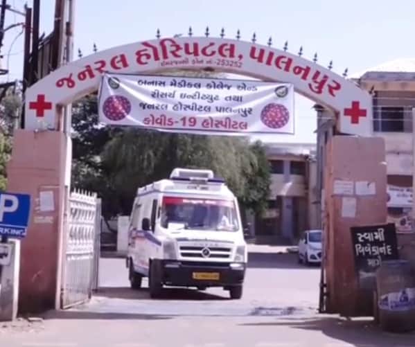 તે દરમિયાન ગત મોડીરાત્રે આરોપીએ જાપ્તામાં રહેલા પોલીસ કર્મીઓને સૌચાલય જવાનું બહાનું કાઢી શૌચાલય ની બારીની ગ્રીલ તોડી ફરાર થઈ ગયો હતો. મોડે સુધી આરોપી બહાર ન આવતા અને પોલીસ કર્મીઓ તપાસ કરતાં આરોપી ફરાર થઈ ગયો હોવાનું માલુમ પડયો હતું. તે દરમિયાન ગત મોડીરાત્રે આરોપીએ જાપ્તામાં રહેલા પોલીસ કર્મીઓને સૌચાલય જવાનું બહાનું કાઢી શૌચાલય ની બારીની ગ્રીલ તોડી ફરાર થઈ ગયો હતો. મોડે સુધી આરોપી બહાર ન આવતા અને પોલીસ કર્મીઓ તપાસ કરતાં આરોપી ફરાર થઈ ગયો હોવાનું માલુમ પડયો હતું.