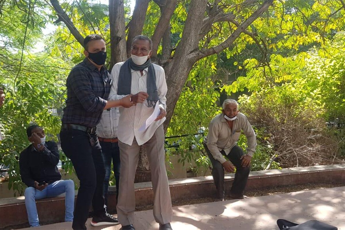 ઉલ્લેખનીય છે કે જે પ્રકારનો વિરોધ એક રાજકીય પાર્ટી તરીકે કૉંગ્રેસ પક્ષની કિસાન સેલ દ્વારા કરવો જોઈએ તે પ્રકારનો વિરોધ કલેક્ટર કચેરી ખાતે કોંગ્રેસ પક્ષ દ્વારા કરવામાં આવ્યો ન હતો.જેના કારણે પોલીસ દ્વારા તેમની અટકાયત કરવામાં નહોતી આવી. પરંતુ ભાજપની ભગીની સંસ્થા ગણાતી ભારતીય કિસાન સંઘ દ્વારા કલેકટર કચેરી ખાતે જુદા જુદા પોસ્ટર દર્શાવી તેમજ ઉગ્ર સૂત્રોચ્ચાર કરી વિરોધ પ્રદર્શન કરવામાં આવ્યું હતું. ઉલ્લેખનીય છે કે જે પ્રકારનો વિરોધ એક રાજકીય પાર્ટી તરીકે કૉંગ્રેસ પક્ષની કિસાન સેલ દ્વારા કરવો જોઈએ તે પ્રકારનો વિરોધ કલેક્ટર કચેરી ખાતે કોંગ્રેસ પક્ષ દ્વારા કરવામાં આવ્યો ન હતો.જેના કારણે પોલીસ દ્વારા તેમની અટકાયત કરવામાં નહોતી આવી. પરંતુ ભાજપની ભગીની સંસ્થા ગણાતી ભારતીય કિસાન સંઘ દ્વારા કલેકટર કચેરી ખાતે જુદા જુદા પોસ્ટર દર્શાવી તેમજ ઉગ્ર સૂત્રોચ્ચાર કરી વિરોધ પ્રદર્શન કરવામાં આવ્યું હતું.