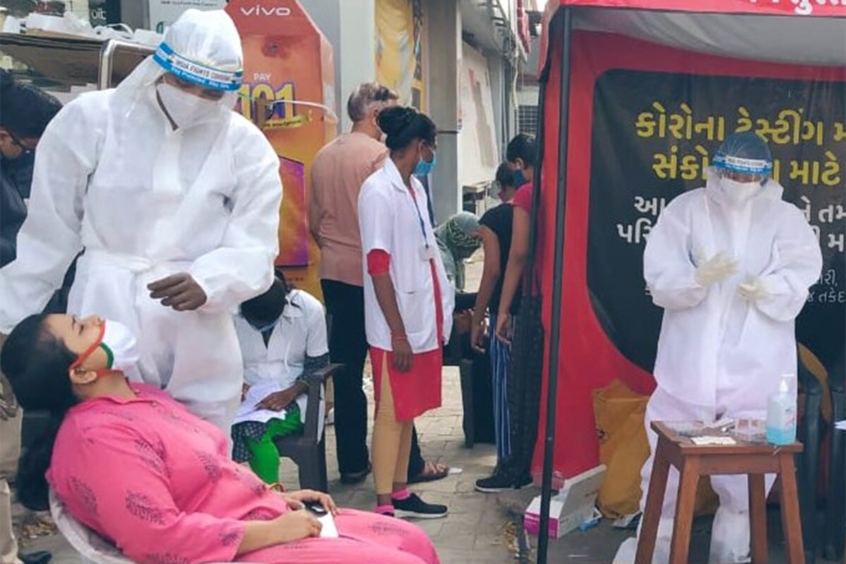 વિભુ પટેલ, અમદાવાદ: ગુજરાતમાં હવે કોરોનાના કેસ (Coronavirus Cases) માટે કરવામાં આવતા આરટી-પીસીઆર ટેસ્ટ (RT-PCR Test)ની કિંમત ઘટાડીને 800 રૂપિયા કરવામાં આવી છે. એટલે કે હવે કોઈ પણ વ્યક્તિ સરકાર તરફથી નક્કી કરવામાં આવેલી ખાનગી લેબોરેટરી (Private Laboratory)માં 800 રૂપિયા ચાર્જ ચૂકવાની આરટી-પીસીઆર ટેસ્ટ કરાવી શકે છે. આ માટે વ્યક્તિએ લેબ પર જઈને ટેસ્ટ કરાવવો પડશે. વિભુ પટેલ, અમદાવાદ: ગુજરાતમાં હવે કોરોનાના કેસ (Coronavirus Cases) માટે કરવામાં આવતા આરટી-પીસીઆર ટેસ્ટ (RT-PCR Test)ની કિંમત ઘટાડીને 800 રૂપિયા કરવામાં આવી છે. એટલે કે હવે કોઈ પણ વ્યક્તિ સરકાર તરફથી નક્કી કરવામાં આવેલી ખાનગી લેબોરેટરી (Private Laboratory)માં 800 રૂપિયા ચાર્જ ચૂકવાની આરટી-પીસીઆર ટેસ્ટ કરાવી શકે છે. આ માટે વ્યક્તિએ લેબ પર જઈને ટેસ્ટ કરાવવો પડશે.