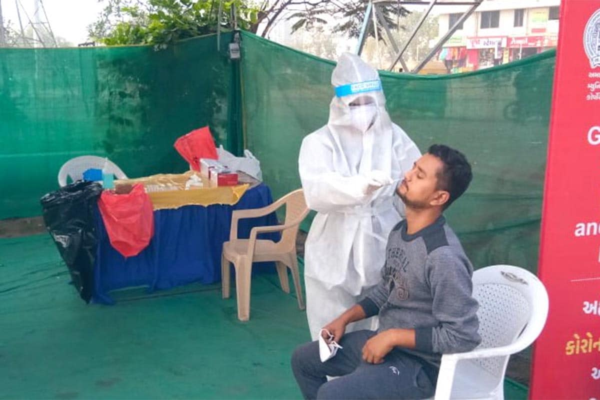 Coronavirus in India: ભારતમાં કોરોના વેક્સીનેશન (Corona Vaccination)ની તડામાર તૈયારીઓ ચાલી રહી છે. બીજી તરફ એક દિવસમાં નોંધાતા કોવિડ-19 સંક્રમિત કેસોમાં પણ ધરખમ ઘટાડો જોવા મળી રહ્યો છે, ઉપરાંત મૃત્યુઆંક પણ ઘટ્યો છે. તેની સાથોસાથ એક્ટિવ કેસોના મામલે ભારત હવે 13મા નંબર પર આવી ગયું છે. કેન્દ્રીય સ્વાસ્થ્ય વિભાગ દ્વારા જાહેર કરવામાં આવેલા આંકડાઓ મુજબ, છેલ્લા 24 કલાકમાં દેશમાં 12,584 નવા પોઝિટિવ કેસો નોંધાયા છે. આ ઉપરાંત કોવિડ-19 (COVID-19)ના કારણે 167 દર્દીઓએ પોતાના જીવ ગુમાવ્યા છે. દેશમાં હવે કુલ સંક્રમિતોની સંખ્યા વધીને 1,04,79,179 થઈ ગઈ છે. (પ્રતીકાત્મક તસવીર) Coronavirus in India: ભારતમાં કોરોના વેક્સીનેશન (Corona Vaccination)ની તડામાર તૈયારીઓ ચાલી રહી છે. બીજી તરફ એક દિવસમાં નોંધાતા કોવિડ-19 સંક્રમિત કેસોમાં પણ ધરખમ ઘટાડો જોવા મળી રહ્યો છે, ઉપરાંત મૃત્યુઆંક પણ ઘટ્યો છે. તેની સાથોસાથ એક્ટિવ કેસોના મામલે ભારત હવે 13મા નંબર પર આવી ગયું છે. કેન્દ્રીય સ્વાસ્થ્ય વિભાગ દ્વારા જાહેર કરવામાં આવેલા આંકડાઓ મુજબ, છેલ્લા 24 કલાકમાં દેશમાં 12,584 નવા પોઝિટિવ કેસો નોંધાયા છે. આ ઉપરાંત કોવિડ-19 (COVID-19)ના કારણે 167 દર્દીઓએ પોતાના જીવ ગુમાવ્યા છે. દેશમાં હવે કુલ સંક્રમિતોની સંખ્યા વધીને 1,04,79,179 થઈ ગઈ છે. (પ્રતીકાત્મક તસવીર)