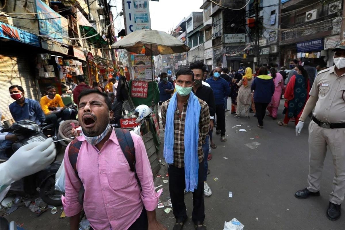 Coronavirus in India: ભારતમાં 8 લાખથી વધુ લોકોને કોરોનાની વેક્સીન આપવામાં આવી ચૂકી છે. તેની સાથોસાથ કોરોના દર્દીઓના રિકવરી રેટમાં પણ સુધારો જોવા મળી રહ્યો છે. ભારતનો રિકવરી રેટ 96.7 ટકા સુધી પહોંચી ગયો છે. ગુરુવારે કેન્દ્રીય સ્વાસ્થ્ય વિભાગ દ્વારા જાહેર કરવામાં આવેલા આંકડાઓ મુજબ, છેલ્લા 24 કલાકમાં દેશમાં 15,223 નવા પોઝિટિવ કેસો નોંધાયા છે. આ ઉપરાંત કોવિડ-19 (COVID-19)ના કારણે 151 દર્દીઓએ પોતાના જીવ ગુમાવ્યા છે. દેશમાં હવે કુલ સંક્રમિતોની સંખ્યા વધીને 1,06,10,883 થઈ ગઈ છે. (પ્રતીકાત્મક તસવીર) Coronavirus in India: ભારતમાં 8 લાખથી વધુ લોકોને કોરોનાની વેક્સીન આપવામાં આવી ચૂકી છે. તેની સાથોસાથ કોરોના દર્દીઓના રિકવરી રેટમાં પણ સુધારો જોવા મળી રહ્યો છે. ભારતનો રિકવરી રેટ 96.7 ટકા સુધી પહોંચી ગયો છે. ગુરુવારે કેન્દ્રીય સ્વાસ્થ્ય વિભાગ દ્વારા જાહેર કરવામાં આવેલા આંકડાઓ મુજબ, છેલ્લા 24 કલાકમાં દેશમાં 15,223 નવા પોઝિટિવ કેસો નોંધાયા છે. આ ઉપરાંત કોવિડ-19 (COVID-19)ના કારણે 151 દર્દીઓએ પોતાના જીવ ગુમાવ્યા છે. દેશમાં હવે કુલ સંક્રમિતોની સંખ્યા વધીને 1,06,10,883 થઈ ગઈ છે. (પ્રતીકાત્મક તસવીર)