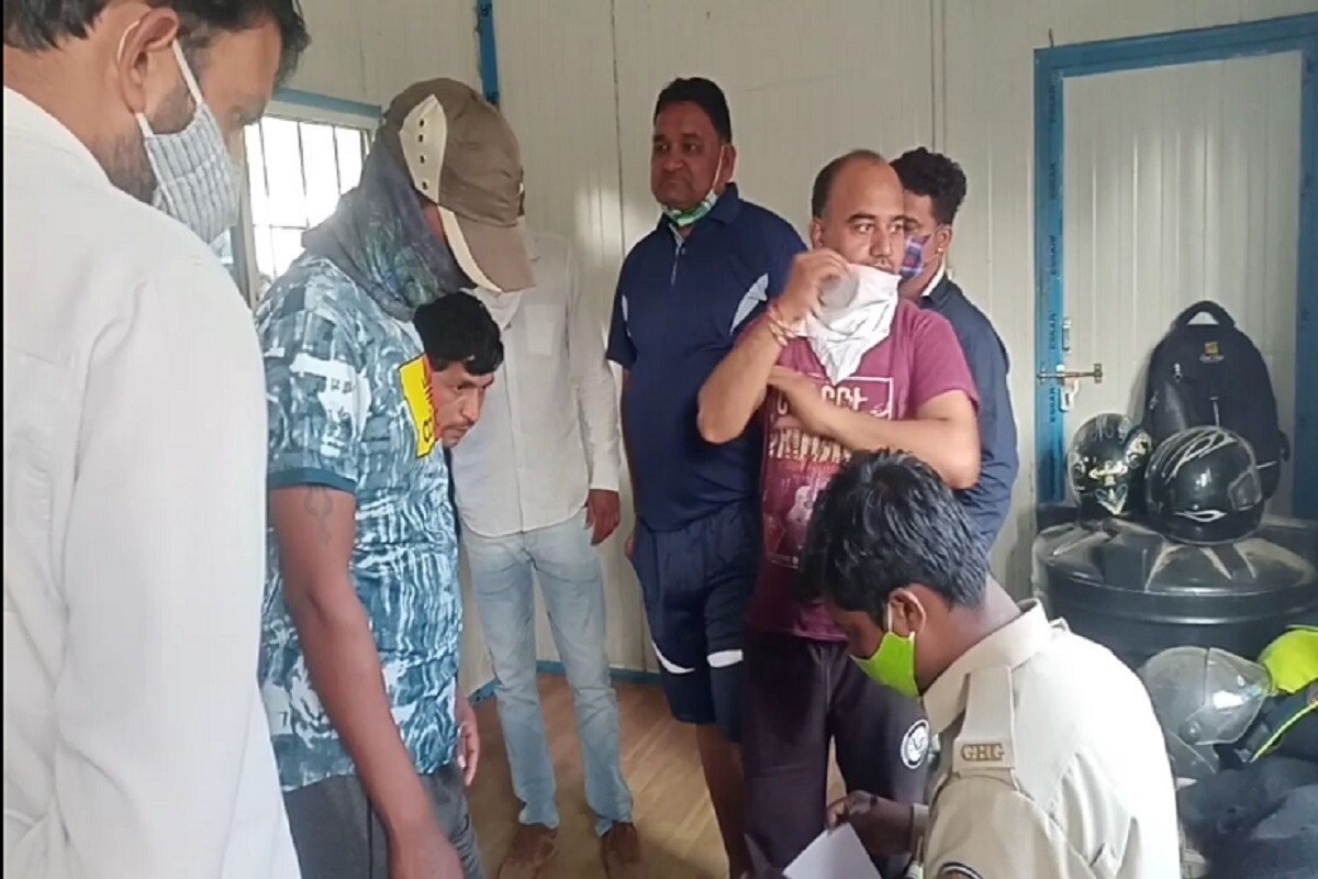 ક્યાં કેટલા પકડાયા - આંકાડાઓ પર એક નજર : વલસાડ શહેર પોલીસ સ્ટેશનમાં - 91, વલસાડ ગ્રામ્ય - 46, ડુંગરી પોલીસ સ્ટેશનમાં - 50, પારડી - 172, ધરમપુર - 21, કપરાડા - 15, નાનાપોંઢા - 33, ડુંગરા - 41, વાપી જી.આઇ.ડી.સી 44, વાપી ટાઉન - 77, ભીલાડ - 69, મરીન પોલીસ સ્ટેશન- 20 અને વલસાડ જિલ્લા એલ સી બી પોલીસે 22 પીધેલાઓને ઝડપ્યા હતા. ક્યાં કેટલા પકડાયા - આંકાડાઓ પર એક નજર : વલસાડ શહેર પોલીસ સ્ટેશનમાં - 91, વલસાડ ગ્રામ્ય - 46, ડુંગરી પોલીસ સ્ટેશનમાં - 50, પારડી - 172, ધરમપુર - 21, કપરાડા - 15, નાનાપોંઢા - 33, ડુંગરા - 41, વાપી જી.આઇ.ડી.સી 44, વાપી ટાઉન - 77, ભીલાડ - 69, મરીન પોલીસ સ્ટેશન- 20 અને વલસાડ જિલ્લા એલ સી બી પોલીસે 22 પીધેલાઓને ઝડપ્યા હતા.