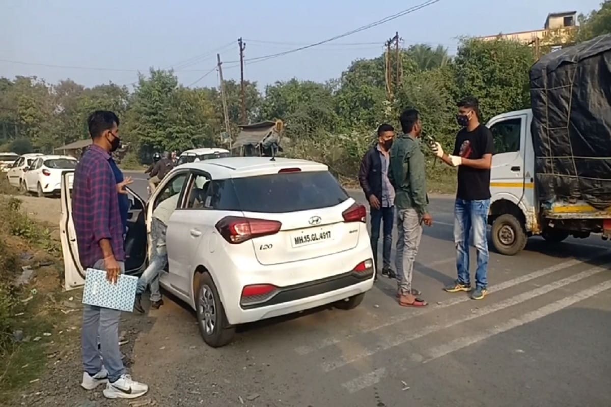 પોલીસના આ સપાટામાં 31 ડિસેમ્બરની સાંજ સુધી જિલ્લામાં 750થી વધુ પીધેલાઓ પોલીસના હાથે ઝડપાઇ ગયા હતા. આમ જે શોખીનો ખાઈ પી અને મોજ મસ્તી કરી દમણ અને દાદરાનગર હવેલીમાંથી દારૂનો નશો કરી રાજપાઠમાં ગુજરાતમાં પ્રવેશતા પીધેલાઓ પોલીસની ઝપટે ચડ્યા હતા. આથી 2020નો છેલ્લો દિવસ પીધેલાઓ માટે યાદગાર દિવસ બની રહ્યો હતો. વલસાડ જિલ્લાના વિવિધ પોલીસ સ્ટેશનમાં પોલીસની કાર્યવાહીમાં કેટલા પીધેલા પકડાયા છે. પોલીસના આ સપાટામાં 31 ડિસેમ્બરની સાંજ સુધી જિલ્લામાં 750થી વધુ પીધેલાઓ પોલીસના હાથે ઝડપાઇ ગયા હતા. આમ જે શોખીનો ખાઈ પી અને મોજ મસ્તી કરી દમણ અને દાદરાનગર હવેલીમાંથી દારૂનો નશો કરી રાજપાઠમાં ગુજરાતમાં પ્રવેશતા પીધેલાઓ પોલીસની ઝપટે ચડ્યા હતા. આથી 2020નો છેલ્લો દિવસ પીધેલાઓ માટે યાદગાર દિવસ બની રહ્યો હતો. વલસાડ જિલ્લાના વિવિધ પોલીસ સ્ટેશનમાં પોલીસની કાર્યવાહીમાં કેટલા પીધેલા પકડાયા છે.