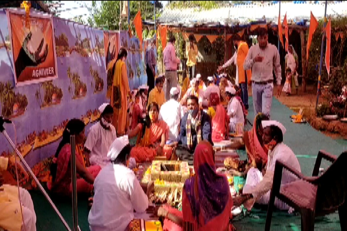 ડાંગ જિલ્લો 95 ટકા આદિવાસી વસ્તી ધરાવતો પછાત જિલ્લોછે. જેમાં રહેતા લોકોને વર્ષોથી આર્થિક લાભ અને અન્ય પ્રલોભનો આપી ખ્રિસ્તી ધર્મ તરફ વાળવામાં આવે છે. જોકે, આવા અસંખ્ય લોકોને આત્મસ્ફુરણા થતાં તેઓ ડાંગ જિલ્લામાં રહીને સનાતન ધર્મનો પ્રચાર અને રક્ષા કરતા હેતલ દીદી અને યશોદા દીદીનો સંપર્ક કરી ફરી હિન્દૂ ધર્મ અપનાવી રહ્યા છે. દર વર્ષે આવા અનેક પરિવારો જે ખ્રિસ્તી ધર્મ છોડી ફરી સનાતન ધર્મને અપનાવવા માંગતા હોય તેઓ માટે પ્રથમ શુદ્ધિ કરણ પ્રક્રિયા કર્યા બાદ તેઓની ઘરવાપસીના કરવામાં આવે છે. ડાંગ જિલ્લો 95 ટકા આદિવાસી વસ્તી ધરાવતો પછાત જિલ્લોછે. જેમાં રહેતા લોકોને વર્ષોથી આર્થિક લાભ અને અન્ય પ્રલોભનો આપી ખ્રિસ્તી ધર્મ તરફ વાળવામાં આવે છે. જોકે, આવા અસંખ્ય લોકોને આત્મસ્ફુરણા થતાં તેઓ ડાંગ જિલ્લામાં રહીને સનાતન ધર્મનો પ્રચાર અને રક્ષા કરતા હેતલ દીદી અને યશોદા દીદીનો સંપર્ક કરી ફરી હિન્દૂ ધર્મ અપનાવી રહ્યા છે. દર વર્ષે આવા અનેક પરિવારો જે ખ્રિસ્તી ધર્મ છોડી ફરી સનાતન ધર્મને અપનાવવા માંગતા હોય તેઓ માટે પ્રથમ શુદ્ધિ કરણ પ્રક્રિયા કર્યા બાદ તેઓની ઘરવાપસીના કરવામાં આવે છે.