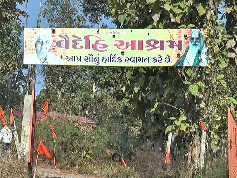 ડાંગ જિલ્લામાં આદિવાસીઓ અન્ય ધર્મમાં જનાર લોકો પરત પોતાના સનાતન ધર્મમાં પરત ફર્યા છે. અન્ય લોકોની લાલચ કે પ્રલોભનથી પ્રેરાઈ તેઓ અન્ય ધર્મમાં જવા લાગ્યાં હતાં પરંતુ સાધ્વી યશોધા, અગ્નિવીર અને હરિ કથા કરનાર ભાઈઓ દ્વારા આ પરિવારને ઘર વાપસી કરવી વેદિક મંત્રો દ્વારા શુદ્ધિકરણ કરાવી સનાતન ધર્મ હિન્દૂ ધર્મમાં ઘર વાપસી કરાવી હતી. ડાંગ જિલ્લામાં આદિવાસીઓ અન્ય ધર્મમાં જનાર લોકો પરત પોતાના સનાતન ધર્મમાં પરત ફર્યા છે. અન્ય લોકોની લાલચ કે પ્રલોભનથી પ્રેરાઈ તેઓ અન્ય ધર્મમાં જવા લાગ્યાં હતાં પરંતુ સાધ્વી યશોધા, અગ્નિવીર અને હરિ કથા કરનાર ભાઈઓ દ્વારા આ પરિવારને ઘર વાપસી કરવી વેદિક મંત્રો દ્વારા શુદ્ધિકરણ કરાવી સનાતન ધર્મ હિન્દૂ ધર્મમાં ઘર વાપસી કરાવી હતી.