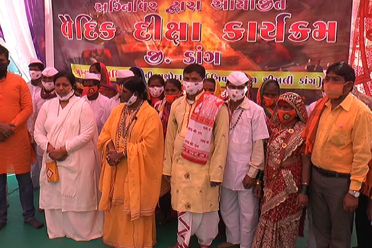 કેતન બારડોલી, ડાંગ : જિલ્લામાં ધર્માંતરણ કરી ખ્રિસ્તી ધર્મ અંગીકાર કરનારા આદિવાસીઓને સમજાવી ફરી હિન્દૂ તરફ વાળવામાં હિન્દૂ ધર્મની રક્ષા અને પ્રચાર કરનારા સાધુસંતોને સફળતા મળી છે. શિવારી ગામે 12 જેટલા પરિવારો ખ્રિસ્તી ધર્મ છોડી ફરી હિન્દૂ બનતા તેમની હોમ હવન કરીને શુદ્ધિ કરણ કરી ઘર વાપસીનો કાર્યક્રમ રાખવામાં આવ્યો છે. કેતન બારડોલી, ડાંગ : જિલ્લામાં ધર્માંતરણ કરી ખ્રિસ્તી ધર્મ અંગીકાર કરનારા આદિવાસીઓને સમજાવી ફરી હિન્દૂ તરફ વાળવામાં હિન્દૂ ધર્મની રક્ષા અને પ્રચાર કરનારા સાધુસંતોને સફળતા મળી છે. શિવારી ગામે 12 જેટલા પરિવારો ખ્રિસ્તી ધર્મ છોડી ફરી હિન્દૂ બનતા તેમની હોમ હવન કરીને શુદ્ધિ કરણ કરી ઘર વાપસીનો કાર્યક્રમ રાખવામાં આવ્યો છે.