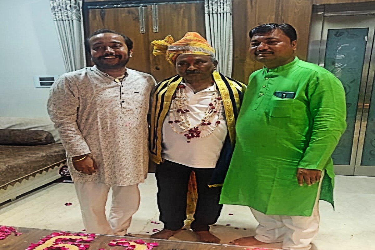 આનંદ જયસ્વાલ, બનાસકાંઠા : રાજસ્થાનમાં (Rajasthan) દર્શનાર્થે જઇ રહેલા બનાસકાંઠાના (Banaskatha) જીવદયા પ્રેમીઓની ગાડી પલટી (Car Accident) ખાઈ જતાં અકસ્માત સર્જાયો હતો જેમાં જીવદયાપ્રેમી ભરતભાઈ કોઠારી (Bharat Kothari) સહિત ત્રણ જૈન અગ્રણીઓના ઘટના સ્થળે મોત નીપજતાં જૈન સમાજમાં માતમ છવાયો હતો. આનંદ જયસ્વાલ, બનાસકાંઠા : રાજસ્થાનમાં (Rajasthan) દર્શનાર્થે જઇ રહેલા બનાસકાંઠાના (Banaskatha) જીવદયા પ્રેમીઓની ગાડી પલટી (Car Accident) ખાઈ જતાં અકસ્માત સર્જાયો હતો જેમાં જીવદયાપ્રેમી ભરતભાઈ કોઠારી (Bharat Kothari) સહિત ત્રણ જૈન અગ્રણીઓના ઘટના સ્થળે મોત નીપજતાં જૈન સમાજમાં માતમ છવાયો હતો.