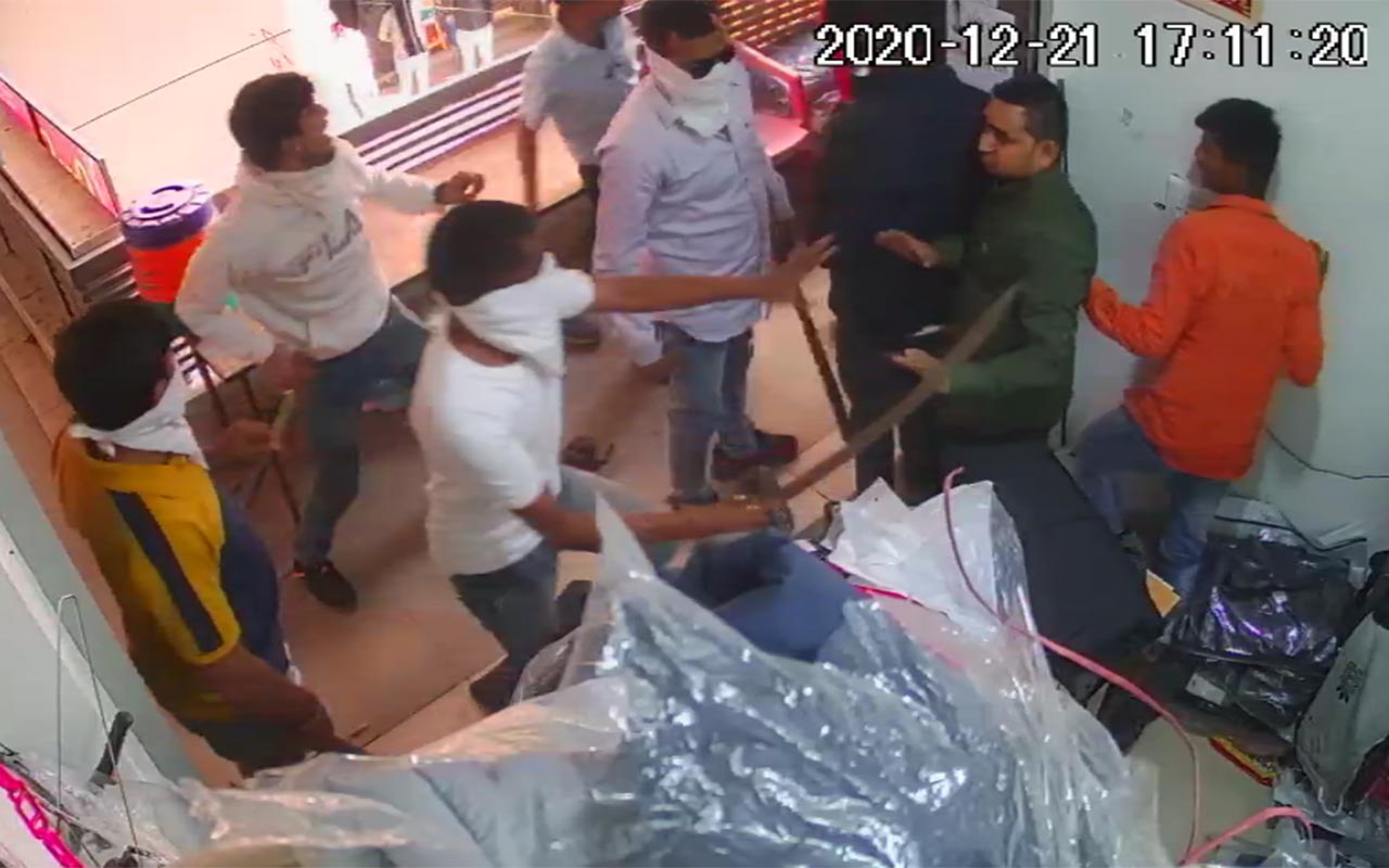 આનંદ જયસ્વાલ, બનાસકાંઠા: જિલ્લાના ડીસા શહેરમાં સ્વેટરના ભાવ (Sweater price) બાબતે થયેલી બોલાચાલી બાદ ઉશ્કેરાયેલા છ જેટલા શખ્સોએ તલવાર (Sword) અને લોખંડની પાઇપ વડે વેપારી પર હુમલો (Attack) કર્યો હતો. આ હુમલામાં વેપારી સહિત બે લોકોને ઇજા પહોંચતા તેમને સારવાર અર્થે હૉસ્પિટલ (Hospital) ખસેડાયા છે. આ સમગ્ર ઘટના સીસીટીવી કેમેરા (CCTV camera)માં કેદ થતા થઈ છે. પોલીસે આ મામલે છ શખ્સો સામે ગુનો નોંધી કાર્યવાહી હાથ ધરી છે. આનંદ જયસ્વાલ, બનાસકાંઠા: જિલ્લાના ડીસા શહેરમાં સ્વેટરના ભાવ (Sweater price) બાબતે થયેલી બોલાચાલી બાદ ઉશ્કેરાયેલા છ જેટલા શખ્સોએ તલવાર (Sword) અને લોખંડની પાઇપ વડે વેપારી પર હુમલો (Attack) કર્યો હતો. આ હુમલામાં વેપારી સહિત બે લોકોને ઇજા પહોંચતા તેમને સારવાર અર્થે હૉસ્પિટલ (Hospital) ખસેડાયા છે. આ સમગ્ર ઘટના સીસીટીવી કેમેરા (CCTV camera)માં કેદ થતા થઈ છે. પોલીસે આ મામલે છ શખ્સો સામે ગુનો નોંધી કાર્યવાહી હાથ ધરી છે.