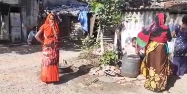 જો કે ઝઘડામાં છોડાવવા પડેલા પિતાજીને મહાદેવના નાના ભાઈ મહેંદ્રને “છોડ આને, કેમ મારે છે?” તેમ કહી આરોપી મહેન્દ્રએ ભાઇને ધક્કો માર્યો હતો. બાદમાં મહેંદ્રએ તેની પાસેનો ચપ્પુ પિતાના ડાબા હાથમાં બગલ પાસે મારી દઇ ગંભીર અને જીવલેણ ઇજા પહોંચાડી હતી. જો કે ઝઘડામાં છોડાવવા પડેલા પિતાજીને મહાદેવના નાના ભાઈ મહેંદ્રને “છોડ આને, કેમ મારે છે?” તેમ કહી આરોપી મહેન્દ્રએ ભાઇને ધક્કો માર્યો હતો. બાદમાં મહેંદ્રએ તેની પાસેનો ચપ્પુ પિતાના ડાબા હાથમાં બગલ પાસે મારી દઇ ગંભીર અને જીવલેણ ઇજા પહોંચાડી હતી.