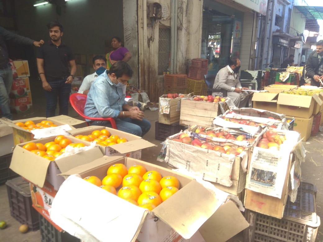 માત્ર અમદાવાદના લછમનભાઈ જ નહીં મોહમફ અફઝલ ઇબ્રાહિમ મેમણ વેપારી પણ આ પ્રકારે ખેડૂતો સાથે વેપાર કરે છે. તેઓ કચ્છ ઉપરાંત જુનાગઢના ખેડૂત દાસભાઈ આંકોલવાડી સાથે ગિરની કેરી માટે પણ વર્ષોથી જોડાયેલા છે. જેમાં કરાર નહિ પણ સંબંધો આધારિત હોય છે. સિઝનની શરૂઆતમાં ખેડૂતને બીજ, પેસ્ટીસાઈડ અને પેકિંગ માટે એડવાન્સ રૂપિયા આપે છે. જ્યારે પાક તૈયાર થાય ત્યારે માર્કેટ પ્રમાણે ભાવ નક્કી થાય છે. જો અન્ય માર્કેટમાં ખેડૂતને વધુ ભાવ મળતો હોય તો તે માટે પણ પાકના વેચાણ ને છૂટ આપેલી છે. મહત્વનું છે કે અમદાવાદમાં અંદાજે 50થી વધુ અને રાજ્યભરમાં 200થી વધુ વેપારીઓ ખેડૂતો સાથે આ રીતે વેપારની પદ્ધતિ વિકસાવી છે. માત્ર અમદાવાદના લછમનભાઈ જ નહીં મોહમફ અફઝલ ઇબ્રાહિમ મેમણ વેપારી પણ આ પ્રકારે ખેડૂતો સાથે વેપાર કરે છે. તેઓ કચ્છ ઉપરાંત જુનાગઢના ખેડૂત દાસભાઈ આંકોલવાડી સાથે ગિરની કેરી માટે પણ વર્ષોથી જોડાયેલા છે. જેમાં કરાર નહિ પણ સંબંધો આધારિત હોય છે. સિઝનની શરૂઆતમાં ખેડૂતને બીજ, પેસ્ટીસાઈડ અને પેકિંગ માટે એડવાન્સ રૂપિયા આપે છે. જ્યારે પાક તૈયાર થાય ત્યારે માર્કેટ પ્રમાણે ભાવ નક્કી થાય છે. જો અન્ય માર્કેટમાં ખેડૂતને વધુ ભાવ મળતો હોય તો તે માટે પણ પાકના વેચાણ ને છૂટ આપેલી છે. મહત્વનું છે કે અમદાવાદમાં અંદાજે 50થી વધુ અને રાજ્યભરમાં 200થી વધુ વેપારીઓ ખેડૂતો સાથે આ રીતે વેપારની પદ્ધતિ વિકસાવી છે.