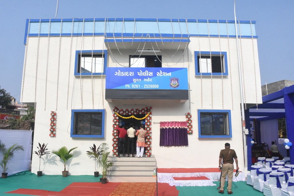 સુરત શહેરમાં સતત ગુનાખોરી વધી રહી છે ત્યારે ગુનાખોરી ડામવા માટે પોલીસ વિભાગ દ્વારા વધુ એક પોલીસ સ્ટેશન ગતરોજ શરુ કરવામાં આવ્યું છે. જોકે, શહેરમાં 31માં પોલીસ મથક ગોડાદરાનું કાલે લોકાર્પણ હોવાને લઇને ગુજરાત પોલીસ વિભાગના ડીજીપી સાથે ગુજરાતના ગૃહ મંત્રી અને શહેર પોલીસ સાથે અનેક ઉચ્ચ અધિકારી હાજર હતા. સુરત શહેરમાં સતત ગુનાખોરી વધી રહી છે ત્યારે ગુનાખોરી ડામવા માટે પોલીસ વિભાગ દ્વારા વધુ એક પોલીસ સ્ટેશન ગતરોજ શરુ કરવામાં આવ્યું છે. જોકે, શહેરમાં 31માં પોલીસ મથક ગોડાદરાનું કાલે લોકાર્પણ હોવાને લઇને ગુજરાત પોલીસ વિભાગના ડીજીપી સાથે ગુજરાતના ગૃહ મંત્રી અને શહેર પોલીસ સાથે અનેક ઉચ્ચ અધિકારી હાજર હતા.