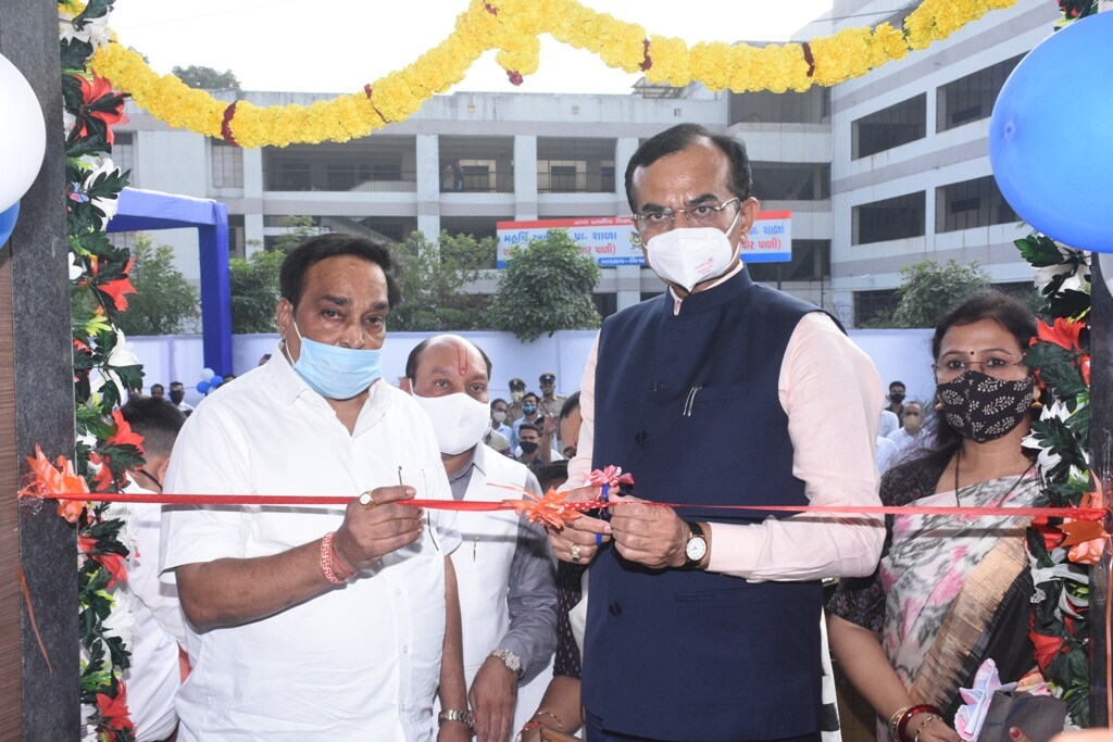 જોકે, આ કાર્યક્રમને લઈને ગોડાદરા પોલીસ મથક વિસ્તાર પોલીસ છવણીમાં પરિવર્તિત કરવામાં આવ્યો હતો અને દરેક જગ્યા જગ્યા પર પોલીસ તહેનાત કરવામાં આવી હતી. તે વચ્ચે આજ વિસ્તારમાં આ પોલીસ મથકના એક જ કિલોમીટરમાં એક નહિ પણ બે લોકોનાં હાથમાંથી મોબાઈલ સ્નેચરો મોબાઈલ સ્નેચિંગ કરી નાસી ગયા હતા. જોકે, આ કાર્યક્રમને લઈને ગોડાદરા પોલીસ મથક વિસ્તાર પોલીસ છવણીમાં પરિવર્તિત કરવામાં આવ્યો હતો અને દરેક જગ્યા જગ્યા પર પોલીસ તહેનાત કરવામાં આવી હતી. તે વચ્ચે આજ વિસ્તારમાં આ પોલીસ મથકના એક જ કિલોમીટરમાં એક નહિ પણ બે લોકોનાં હાથમાંથી મોબાઈલ સ્નેચરો મોબાઈલ સ્નેચિંગ કરી નાસી ગયા હતા.