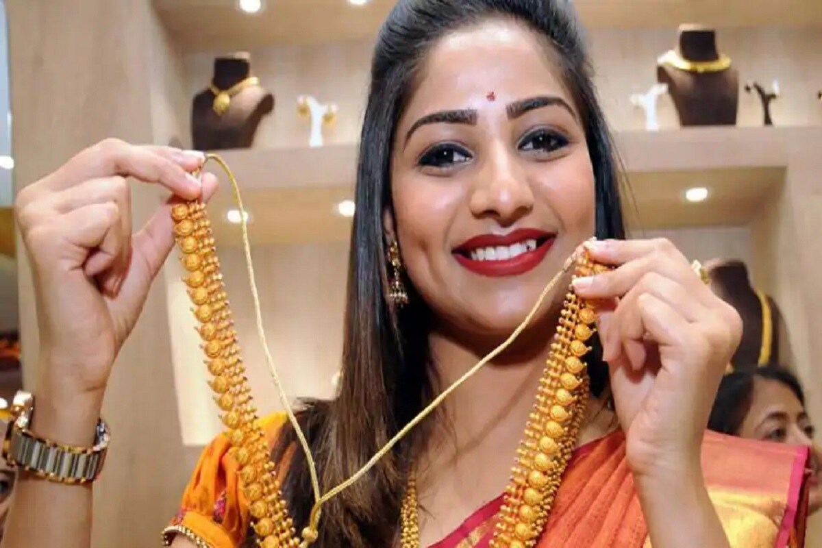 નવી દિલ્હી : ભારતમાં સોમવારે સોનાની ખુલતી (Gold Price) વાયદા બજારમાં ફેબ્રુઆરી વાયદાના ભાવમાં 1 ટકાની તેજી જોવા મળી રહી છે. અમેરિકાના રાષ્ટ્રપતિ ડોનાલ્ડ ટ્રમ્પ દ્વારા અમેરિકાના આર્થિક રાહત પેકેજ પર કરવામાં આવેલા હસ્તાક્ષરો બાદ આ તેજીનો માહોલ જોવા મળી રહ્યો છે. એમસીએક્સ (MCX)માં સોમવારે સોનાના ફેબ્રુઆરી વાયદાનો વેપાર 0.84 ટકાના ઉછાળા સાથે સવારે 9.20 કલાકે શરૂ થયો હતો પ્રતિકાત્મક તસવીર નવી દિલ્હી : ભારતમાં સોમવારે સોનાની ખુલતી (Gold Price) વાયદા બજારમાં ફેબ્રુઆરી વાયદાના ભાવમાં 1 ટકાની તેજી જોવા મળી રહી છે. અમેરિકાના રાષ્ટ્રપતિ ડોનાલ્ડ ટ્રમ્પ દ્વારા અમેરિકાના આર્થિક રાહત પેકેજ પર કરવામાં આવેલા હસ્તાક્ષરો બાદ આ તેજીનો માહોલ જોવા મળી રહ્યો છે. એમસીએક્સ (MCX)માં સોમવારે સોનાના ફેબ્રુઆરી વાયદાનો વેપાર 0.84 ટકાના ઉછાળા સાથે સવારે 9.20 કલાકે શરૂ થયો હતો પ્રતિકાત્મક તસવીર