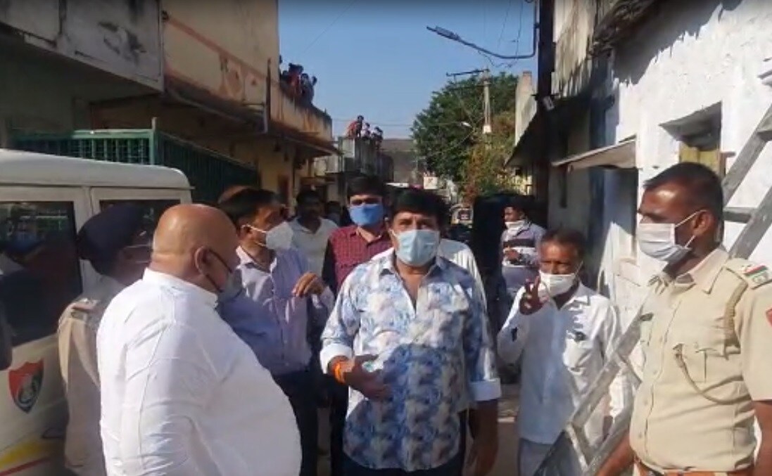 સમગ્ર ઘટનાની જાણ થતાં ફોરેસ્ટ વિભાગ ના અધિકારી દોડી આવ્યા હતા તેમજ સ્થાનિક પોલીસ તેમજ નગર પાલિકાની ટીમ ઘટના સ્થળે દોડી આવ્યા હતા.દીપડો દેખાતા 1અજાણ્યા યુવાન પર હુમલો કરવામાં આવ્યો હતો અને ઇજાગ્રસ્ત થવા પામ્યો હતો તેને તાત્કાલિક સારવાર માટે સિવિલ હોસ્પિટલે ખસેડવામાં આવ્યો હતો. સમગ્ર ઘટનાની જાણ થતાં ફોરેસ્ટ વિભાગ ના અધિકારી દોડી આવ્યા હતા તેમજ સ્થાનિક પોલીસ તેમજ નગર પાલિકાની ટીમ ઘટના સ્થળે દોડી આવ્યા હતા.દીપડો દેખાતા 1અજાણ્યા યુવાન પર હુમલો કરવામાં આવ્યો હતો અને ઇજાગ્રસ્ત થવા પામ્યો હતો તેને તાત્કાલિક સારવાર માટે સિવિલ હોસ્પિટલે ખસેડવામાં આવ્યો હતો.