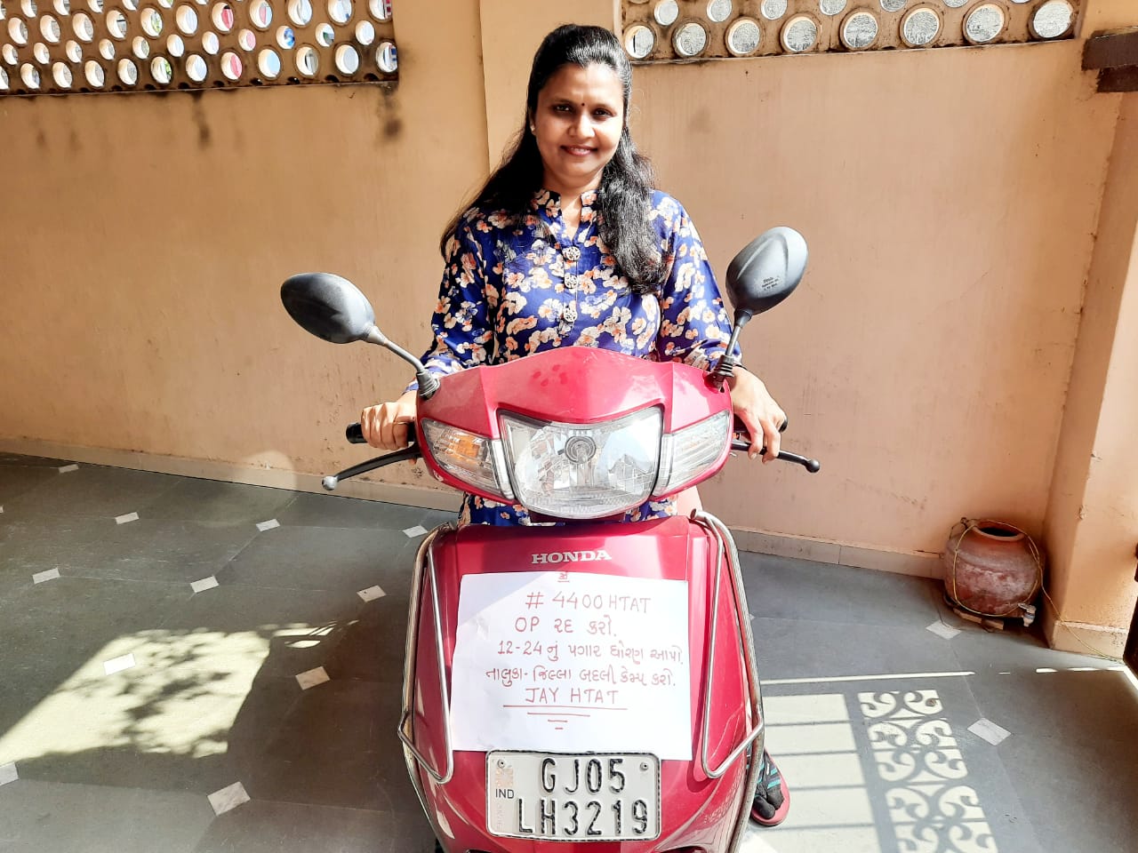 4400 ગ્રેડ પેની માંગ સાથે H TAT આચાર્યોનું આંદોલન ઉગ્ર બની રહ્યું છે. ખાસ કરીને સોશિયલ મીડિયામાં # HTAT મારો અધિકારની અનોખી તસવીરો વાયરલ થઈ છે. આંદોલનને વેગ આપવા 20 ડિસેમ્બર એ શિક્ષક સંઘ સાથે 100 આચાર્યોની ગાંધીનગર માં બેઠક યોજાશે. H TAT આચાર્યોનો મુદ્દો હવે ગુજરાત રાજ્ય પ્રાથમિક શિક્ષક સંઘ ઉપાડશે. 4400 ગ્રેડ પેની માંગ સાથે H TAT આચાર્યોનું આંદોલન ઉગ્ર બની રહ્યું છે. ખાસ કરીને સોશિયલ મીડિયામાં # HTAT મારો અધિકારની અનોખી તસવીરો વાયરલ થઈ છે. આંદોલનને વેગ આપવા 20 ડિસેમ્બર એ શિક્ષક સંઘ સાથે 100 આચાર્યોની ગાંધીનગર માં બેઠક યોજાશે. H TAT આચાર્યોનો મુદ્દો હવે ગુજરાત રાજ્ય પ્રાથમિક શિક્ષક સંઘ ઉપાડશે.