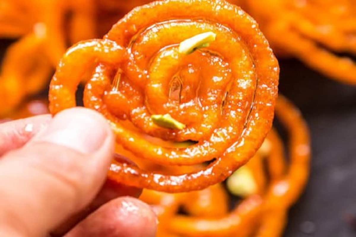 બનાવવાની રીત : એક બાઉલમાં ખીરુ બનાવવાની બધી સામગ્રી મિક્સ કરી જરૂર મૂજબ પાણી રેડી મિડિયમ પતલુ ખીરુ તૈયાર કરો. બીજા બાઉલમાં ખાંડ અને પાણી લઇ એક તારની ચાસણી બનાવો. તેમાં ચપટી કલર ઉમેરી મનગમતી ફ્લેવર ઉમેરો. બનાવવાની રીત : એક બાઉલમાં ખીરુ બનાવવાની બધી સામગ્રી મિક્સ કરી જરૂર મૂજબ પાણી રેડી મિડિયમ પતલુ ખીરુ તૈયાર કરો. બીજા બાઉલમાં ખાંડ અને પાણી લઇ એક તારની ચાસણી બનાવો. તેમાં ચપટી કલર ઉમેરી મનગમતી ફ્લેવર ઉમેરો.