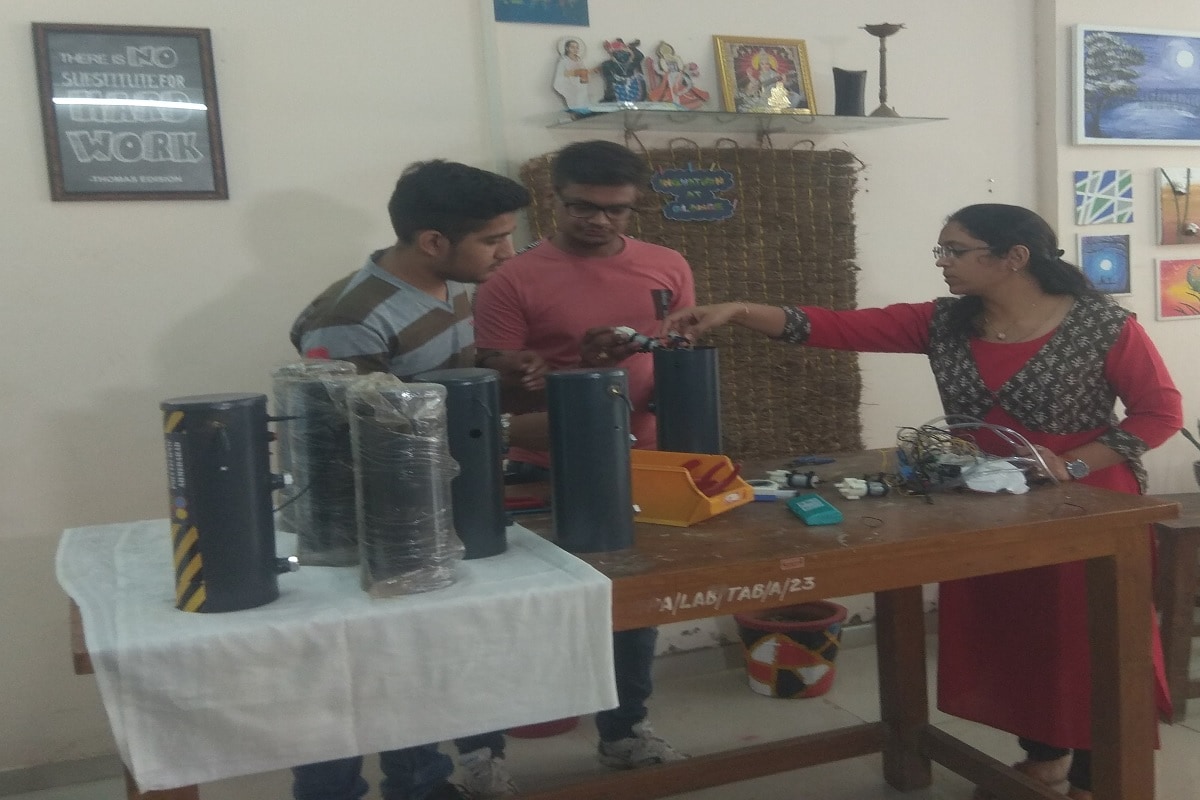 સંજય ટાંક, અમદાવાદઃ શહેરમાં કોરોના વાયરસના (coronavirus) સંક્રમણથી બચવા લોકો વારંવાર હેન્ડ સેનિટાઇઝ (Hand sanitize) કરતા હોય છે. પણ આવા કેમિકલ બેઇઝડ સેનિટાઈઝર તમારા સ્વાસ્થ (health) માટે ખતરારૂપ સાબિત થઈ શકે છે. ત્યારે અમદાવાદના (Ahmedabad) ગવર્મેન્ટ પોલીટેક્નિકના (Government Polytechnic) બે વિદ્યાર્થીઓએ બનાવ્યું એવું સેનિટાઈઝર કે જે સ્વાસ્થ્ય માટે જરાય જોખમી નથી કારણ કે આ સેનિટાઈઝરમાં માત્ર ગરમ પાણી નો ઉપયોગ થાય છે. સંજય ટાંક, અમદાવાદઃ શહેરમાં કોરોના વાયરસના (coronavirus) સંક્રમણથી બચવા લોકો વારંવાર હેન્ડ સેનિટાઇઝ (Hand sanitize) કરતા હોય છે. પણ આવા કેમિકલ બેઇઝડ સેનિટાઈઝર તમારા સ્વાસ્થ (health) માટે ખતરારૂપ સાબિત થઈ શકે છે. ત્યારે અમદાવાદના (Ahmedabad) ગવર્મેન્ટ પોલીટેક્નિકના (Government Polytechnic) બે વિદ્યાર્થીઓએ બનાવ્યું એવું સેનિટાઈઝર કે જે સ્વાસ્થ્ય માટે જરાય જોખમી નથી કારણ કે આ સેનિટાઈઝરમાં માત્ર ગરમ પાણી નો ઉપયોગ થાય છે.