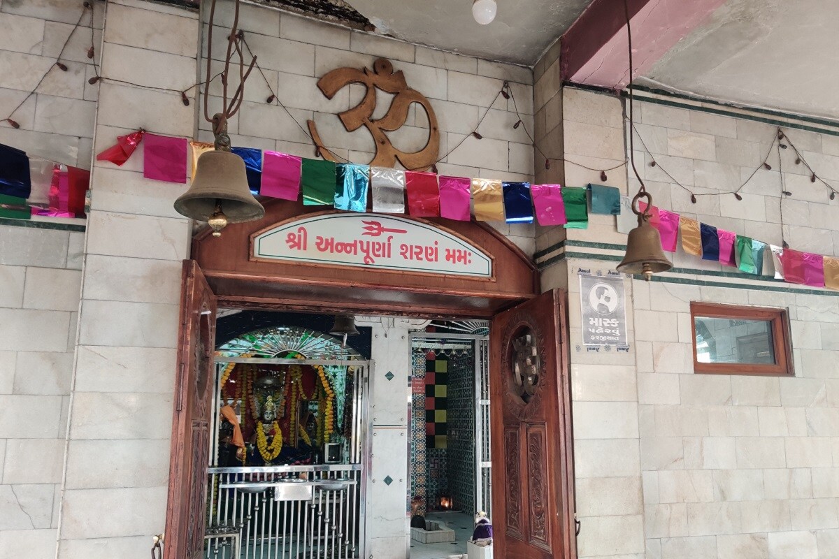 ઘણાં લોકોને સવાલ પણ થાય છે કે, અહીં આ રીતે ભગવાન શિવ કેમ માતાજી સમક્ષ ઉભા હશે? તો આ જ છે આ મંદિરની ખાસિયત. અમદાવાદમાં રાયપુર અને બાપુનગર આ બંને સ્થળોએ આવેલું અન્નપુ્ર્ણા માતાજીનું મંદિર અન્ય સ્થળોથી અલગ છે. વિશ્વનું સંચાલન કરતાં અન્નપુર્ણા દેવીને શિવજી ભોજન અર્પણ કરે તેવું આ પહેલું મંદિર છે. ઘણાં લોકોને સવાલ પણ થાય છે કે, અહીં આ રીતે ભગવાન શિવ કેમ માતાજી સમક્ષ ઉભા હશે? તો આ જ છે આ મંદિરની ખાસિયત. અમદાવાદમાં રાયપુર અને બાપુનગર આ બંને સ્થળોએ આવેલું અન્નપુ્ર્ણા માતાજીનું મંદિર અન્ય સ્થળોથી અલગ છે. વિશ્વનું સંચાલન કરતાં અન્નપુર્ણા દેવીને શિવજી ભોજન અર્પણ કરે તેવું આ પહેલું મંદિર છે.
