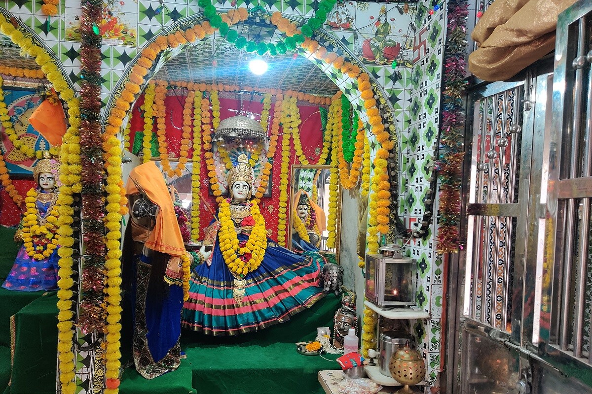 બાપુનગરમાં આવેલાં અન્નપુર્ણા માતાજીનાં મંદિરમાં દર વર્ષે હવન રાખવામાં આવે છે. દર વર્ષની જેમ આ વર્ષે પણ ખાસ અન્નપુર્ણા માતાજીનાં 21 દિવસનાં ઉપવાસ રાખવામાં આવ્યા છે. જેને લઈને મોટી સંખ્યામાં બહેનો જોડાશે. પુજારી ઉમેશ પાંડેના કહેવા પ્રમાણે, દર વર્ષે આ મંદિરમાં હવન પણ કરવામાં આવે છે. એ સિવાય અહીં 20 તારીખે 21 દિવસનાં ઉપવાસ કરવામા આવે છે. ત્યારે મંદિરમાં મોટી સંખ્યામાં બહેનો પુજા પાઠ કરે છે. અન્નપુર્ણા દેવી સનાતન ધર્મની દેવી છે જેનો ઉલ્લેખ પુરાણોમાં પણ કરવામાં આવ્યો છે. એક વર્ણન મુજબ અન્નપુર્ણા માતાએ ભગવાન શંકરને ભોજન કરાવ્યું છે. જેને લઈને અમદાવાદમાં આવેલાં આ મંદિરમાં શંકર ભગવાન અને માતાજી પ્રત્યેની ભાવના અહીં મુર્તિ સ્વરુપે દ્દશ્યમાન થાય છે. એ જ કારણ છે, અમદાવાદનું આ મંદિર પ્રખ્યાત છે. બાપુનગરમાં આવેલાં અન્નપુર્ણા માતાજીનાં મંદિરમાં દર વર્ષે હવન રાખવામાં આવે છે. દર વર્ષની જેમ આ વર્ષે પણ ખાસ અન્નપુર્ણા માતાજીનાં 21 દિવસનાં ઉપવાસ રાખવામાં આવ્યા છે. જેને લઈને મોટી સંખ્યામાં બહેનો જોડાશે. પુજારી ઉમેશ પાંડેના કહેવા પ્રમાણે, દર વર્ષે આ મંદિરમાં હવન પણ કરવામાં આવે છે. એ સિવાય અહીં 20 તારીખે 21 દિવસનાં ઉપવાસ કરવામા આવે છે. ત્યારે મંદિરમાં મોટી સંખ્યામાં બહેનો પુજા પાઠ કરે છે. અન્નપુર્ણા દેવી સનાતન ધર્મની દેવી છે જેનો ઉલ્લેખ પુરાણોમાં પણ કરવામાં આવ્યો છે. એક વર્ણન મુજબ અન્નપુર્ણા માતાએ ભગવાન શંકરને ભોજન કરાવ્યું છે. જેને લઈને અમદાવાદમાં આવેલાં આ મંદિરમાં શંકર ભગવાન અને માતાજી પ્રત્યેની ભાવના અહીં મુર્તિ સ્વરુપે દ્દશ્યમાન થાય છે. એ જ કારણ છે, અમદાવાદનું આ મંદિર પ્રખ્યાત છે.