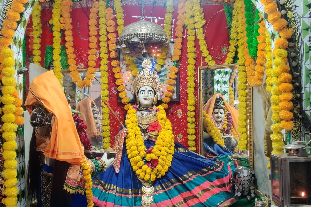 દિપીકા ખુમાણ, અમદાવાદ : શહેરના બાપુનગર વિસ્તારમાં એક એવું મંદિર આવ્યું છે જેનાં દર્શન માત્રથી ભકતો ન્યાલ થઈ જાય છે. આ મંદિર પરિવારમાં સુખ અને સમૃદ્ધિ તો લાવે છે પરંતુ તેની સાથે આ મંદિરની ખાસિયત ભક્તોને વધારે પોતાની તરફ ખેંચીને લાવે છે. આ ખાસિયત એટલે મંદિરમાં મહાદેવની એવી પ્રતિમા જેને હાથમાં ભોજનનો થાળ લઈને માતાજીને અરજ કરે છે. જી હા, અરીસાના પ્રતિબિંબમાં પોતાને જોઈને ભગવાન શિવજીની પ્રતિમા અહીં લોકોને સૌથી વધારે આકર્ષે છે. દિપીકા ખુમાણ, અમદાવાદ : શહેરના બાપુનગર વિસ્તારમાં એક એવું મંદિર આવ્યું છે જેનાં દર્શન માત્રથી ભકતો ન્યાલ થઈ જાય છે. આ મંદિર પરિવારમાં સુખ અને સમૃદ્ધિ તો લાવે છે પરંતુ તેની સાથે આ મંદિરની ખાસિયત ભક્તોને વધારે પોતાની તરફ ખેંચીને લાવે છે. આ ખાસિયત એટલે મંદિરમાં મહાદેવની એવી પ્રતિમા જેને હાથમાં ભોજનનો થાળ લઈને માતાજીને અરજ કરે છે. જી હા, અરીસાના પ્રતિબિંબમાં પોતાને જોઈને ભગવાન શિવજીની પ્રતિમા અહીં લોકોને સૌથી વધારે આકર્ષે છે.