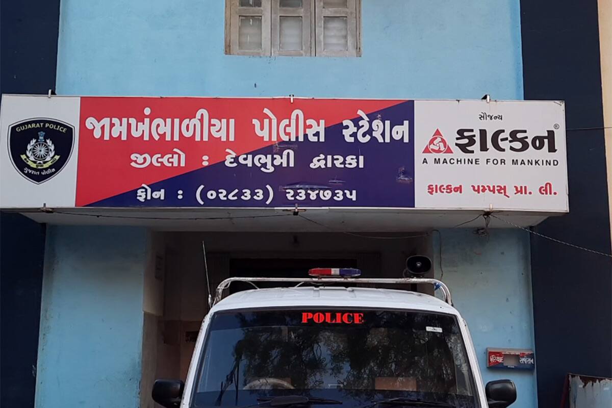 જામખંભાળીયામાં યુવાનને સંપૂર્ણ નિર્વસ્ત્ર કરીને ગામમાં ફેરવવામાં આવ્યો,  પાંચ લોકોની ધરપકડ | કચ્છ-સૌરાષ્ટ્ર - News18 ગુજરાતી
