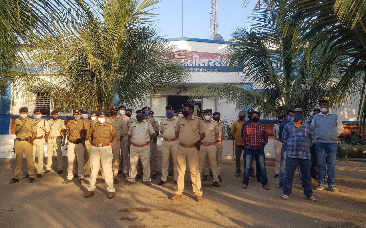 જામનગરના દરિયા કિનારે આવેલા બેડી બંદર અને રોઝી બંદરે દરિયામાં માછીમારી કરવા નીકળતા માછીમારો અને બોટ ધારકોની પણ મરીન પોલીસ સ્ટેશન તરફથી તપાસ કરવામાં આવે છે. સરકાર તરફથી તેમને આપવામાં આવેલા બાયોમેટ્રિક કાર્ડ, આધાર કાર્ડ, બોટ રજિસ્ટ્રેશનની બુક તેમજ કૉલની વિગતો પોલીસ તાપસે છે. જામનગરના દરિયા કિનારે આવેલા બેડી બંદર અને રોઝી બંદરે દરિયામાં માછીમારી કરવા નીકળતા માછીમારો અને બોટ ધારકોની પણ મરીન પોલીસ સ્ટેશન તરફથી તપાસ કરવામાં આવે છે. સરકાર તરફથી તેમને આપવામાં આવેલા બાયોમેટ્રિક કાર્ડ, આધાર કાર્ડ, બોટ રજિસ્ટ્રેશનની બુક તેમજ કૉલની વિગતો પોલીસ તાપસે છે.