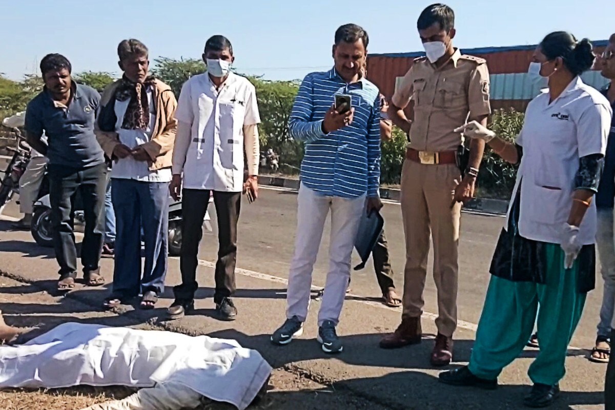 કિંજલ કારસરીયા,જામનગર: જામનગરમાં બોલેરો હડફેટે (Jamngar Car Accident Deaths) ત્રણ લોકોના મોત નિપજ્યાં છે. મોરબીના મચ્છુ માતાજીનાં મંદિરે દર્શને જતાં ભરવાડ પરિવાર માટે મંગળવાર અમંગળ બન્યો છે. જામનગર જિલ્લાના જામજોધપુર તાલુકાનાં સોનવડીયા ગામના ભરવાડ પરિવારને જામનગરના મોરકંડા નજીક ગમખ્વાર અકસ્માત નડ્યો છે. કિંજલ કારસરીયા,જામનગર: જામનગરમાં બોલેરો હડફેટે (Jamngar Car Accident Deaths) ત્રણ લોકોના મોત નિપજ્યાં છે. મોરબીના મચ્છુ માતાજીનાં મંદિરે દર્શને જતાં ભરવાડ પરિવાર માટે મંગળવાર અમંગળ બન્યો છે. જામનગર જિલ્લાના જામજોધપુર તાલુકાનાં સોનવડીયા ગામના ભરવાડ પરિવારને જામનગરના મોરકંડા નજીક ગમખ્વાર અકસ્માત નડ્યો છે.