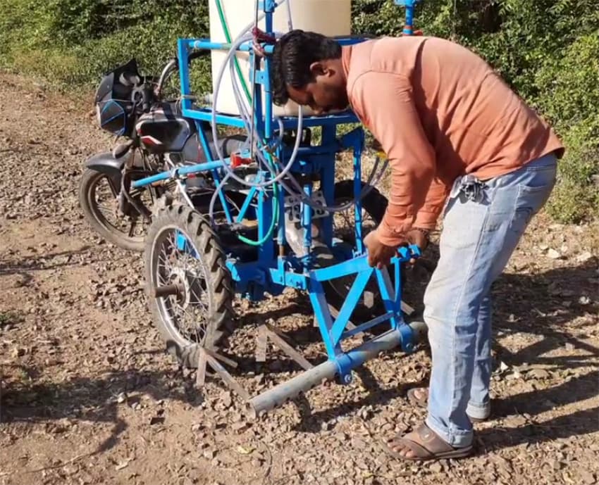આ જુગાડ બાઈકનો વિવિધ કામોમાં સહજતાથી ઉપયોગ કરી શકાય છે. એટલું જ નહીં ટ્રેક્ટર કે સનેડો (મિની ટ્રેક્ટર) જેવાં સાધનો કરતાં તે 80 ટકા સસ્તું અને સરળ બની રહે છે. ટ્રેક્ટરથી એક વીઘે 250થી 300 રૂપિયાનો ખર્ચ થાય છે. આ જુગાડ બાઈકમાં વીઘે 30 થી 35 રૂપિયાનો ખર્ચ થાય છે. આ બાઈકની અંદર કારનું ડિફ્રેશન સહિતનું ગિયર બોક્સ ફિટ કરવામાં આવ્યું છે, જેનાથી તાકાતમાં ખૂબ વધારો થાય છે. આ જુગાડ બાઈકનો વિવિધ કામોમાં સહજતાથી ઉપયોગ કરી શકાય છે. એટલું જ નહીં ટ્રેક્ટર કે સનેડો (મિની ટ્રેક્ટર) જેવાં સાધનો કરતાં તે 80 ટકા સસ્તું અને સરળ બની રહે છે. ટ્રેક્ટરથી એક વીઘે 250થી 300 રૂપિયાનો ખર્ચ થાય છે. આ જુગાડ બાઈકમાં વીઘે 30 થી 35 રૂપિયાનો ખર્ચ થાય છે. આ બાઈકની અંદર કારનું ડિફ્રેશન સહિતનું ગિયર બોક્સ ફિટ કરવામાં આવ્યું છે, જેનાથી તાકાતમાં ખૂબ વધારો થાય છે.