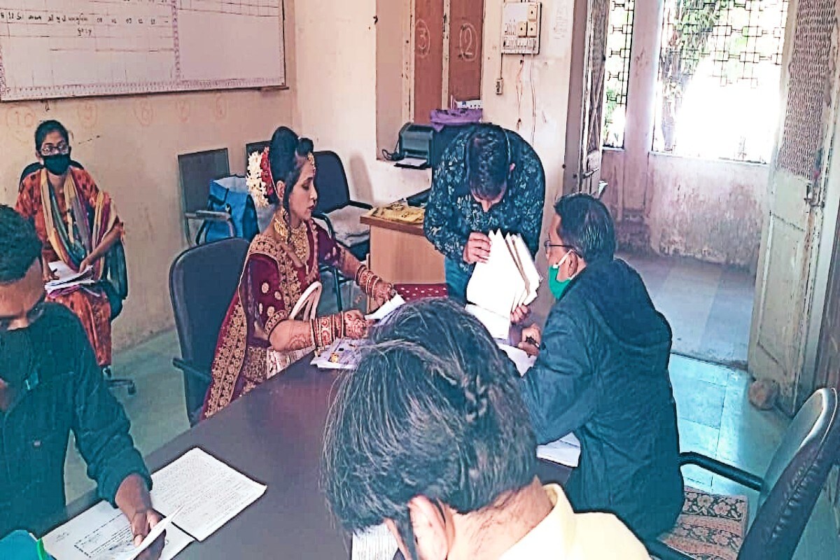રાજ્ય ના શિક્ષણ વિભાગ ઘ્વારા સરકારી માઘ્યમિક શાળામાં ખાલી પડેલ શિક્ષકોની ખાલી જગ્યા ભરવા માટે જાહેરાત આપી ઓનલાઈન ભરતી ની કાર્યવાહી હાથ ઘરવામા આવેલ હતી જેના ભાગ રુપે જે ઉમેદવારો એ અરજી કરેલ છે તેમને મેરીટના ધોરણે તેમની લાયકાતના પ્રમાણપત્ર નું રુબરુ ચકાસણી માટે જિલ્લા કક્ષાએ બોલાવવામા આવ્યા હતા. જેમાં જૂનાગઢના એક નવવધુનું નામ પણ લિસ્ટમાં શામેલ હતું. જોકે, તેમને લગ્નનો દિવસ હોવાથી કોઈ અગવડ ન પડે તે માટે સરકારી તંત્ર મદદ કરી હતી અને તેમનું કામ સુપેરે પાર પડ્યું હતું. રાજ્ય ના શિક્ષણ વિભાગ ઘ્વારા સરકારી માઘ્યમિક શાળામાં ખાલી પડેલ શિક્ષકોની ખાલી જગ્યા ભરવા માટે જાહેરાત આપી ઓનલાઈન ભરતી ની કાર્યવાહી હાથ ઘરવામા આવેલ હતી જેના ભાગ રુપે જે ઉમેદવારો એ અરજી કરેલ છે તેમને મેરીટના ધોરણે તેમની લાયકાતના પ્રમાણપત્ર નું રુબરુ ચકાસણી માટે જિલ્લા કક્ષાએ બોલાવવામા આવ્યા હતા. જેમાં જૂનાગઢના એક નવવધુનું નામ પણ લિસ્ટમાં શામેલ હતું. જોકે, તેમને લગ્નનો દિવસ હોવાથી કોઈ અગવડ ન પડે તે માટે સરકારી તંત્ર મદદ કરી હતી અને તેમનું કામ સુપેરે પાર પડ્યું હતું.