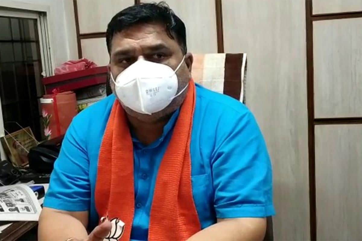 ભાજપ લોકોને ગણાવશે 'વિકાસ કાર્યો': બીજી તરફ રાજકોટ શહેર ભાજપના પ્રમુખ કમલેશ મીરાણી (Kamlesh Mirani)નું કહેવું છે કે, ભારતીય જનતા પાર્ટી દ્વારા રાજકોટ શહેરનો ચોમેર વિકાસ અને વિકાસ જ કરવામાં આવ્યો છે. ત્યારે આગામી સમયમાં યોજાનારી ચૂંટણીમાં ભાજપ વિકાસના મુદ્દે જ પ્રચાર કરશે. સાથે જ છેલ્લા પાંચ વર્ષમાં રાજકોટ શહેરના 18 વોર્ડમાં 491 કરોડના વિકાસ કાર્યો કર્યા હોવાનું જણાવ્યું છે. બીજી તરફ વર્ષ 2015ની ચૂંટણી કરતા આગામી સમયમાં ભાજપ વધુ બેઠક મેળવી ફરી એક વખત રાજકોટ મનપા પોતાના નામે કરશે. ભાજપ લોકોને ગણાવશે 'વિકાસ કાર્યો': બીજી તરફ રાજકોટ શહેર ભાજપના પ્રમુખ કમલેશ મીરાણી (Kamlesh Mirani)નું કહેવું છે કે, ભારતીય જનતા પાર્ટી દ્વારા રાજકોટ શહેરનો ચોમેર વિકાસ અને વિકાસ જ કરવામાં આવ્યો છે. ત્યારે આગામી સમયમાં યોજાનારી ચૂંટણીમાં ભાજપ વિકાસના મુદ્દે જ પ્રચાર કરશે. સાથે જ છેલ્લા પાંચ વર્ષમાં રાજકોટ શહેરના 18 વોર્ડમાં 491 કરોડના વિકાસ કાર્યો કર્યા હોવાનું જણાવ્યું છે. બીજી તરફ વર્ષ 2015ની ચૂંટણી કરતા આગામી સમયમાં ભાજપ વધુ બેઠક મેળવી ફરી એક વખત રાજકોટ મનપા પોતાના નામે કરશે.