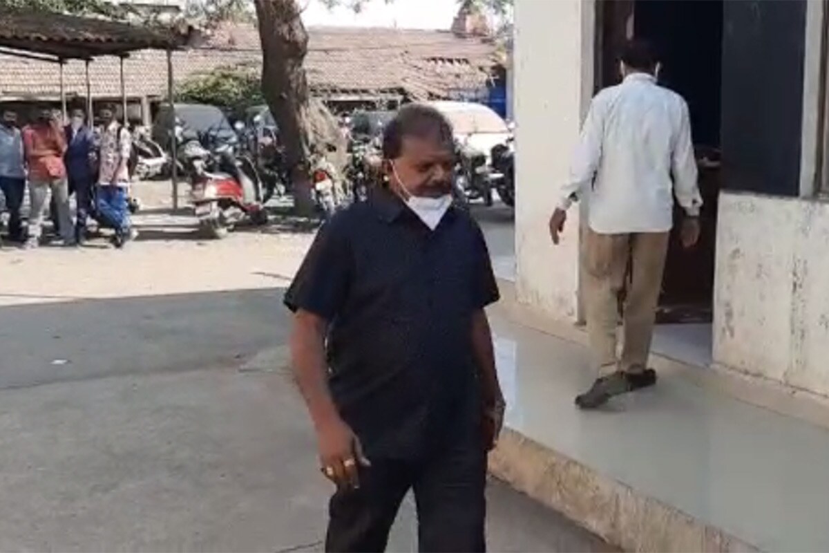 કાંતિ ગામિતનું શક્તિ પ્રદર્શન: સોશિયલ મીડિયામાં જે વીડિયો વાયરલ થયા છે તે તાપી જિલ્લાના સોનગઢમાંથી ભાજપના નેતા અને પૂર્વ આદિજાતી મંત્રી કાંતિ ગામિતની પૌત્રીની સગાઇના છે. સોનગઢનાં ડોસવાડા ગામમાં સગાઈ પ્રસંગે મોટી સંખ્યામાં લોકો એકઠા થયા હતા. દાવો કરવામાં આવ્યો છે કે અહીં એક સાથે છ હજાર જેટલા લોકો એકઠા થયા હતા. એટલે કે આખું ગામ એકઠું થયું હતું. આ રીતે કોરોના કાળમાં ભાજપના નેતાએ જાણે કે છ હજાર લોકોને એકઠા કરીને પોતાનું શક્તિ પ્રદર્શન કર્યું હતું. કાંતિ ગામિતનું શક્તિ પ્રદર્શન: સોશિયલ મીડિયામાં જે વીડિયો વાયરલ થયા છે તે તાપી જિલ્લાના સોનગઢમાંથી ભાજપના નેતા અને પૂર્વ આદિજાતી મંત્રી કાંતિ ગામિતની પૌત્રીની સગાઇના છે. સોનગઢનાં ડોસવાડા ગામમાં સગાઈ પ્રસંગે મોટી સંખ્યામાં લોકો એકઠા થયા હતા. દાવો કરવામાં આવ્યો છે કે અહીં એક સાથે છ હજાર જેટલા લોકો એકઠા થયા હતા. એટલે કે આખું ગામ એકઠું થયું હતું. આ રીતે કોરોના કાળમાં ભાજપના નેતાએ જાણે કે છ હજાર લોકોને એકઠા કરીને પોતાનું શક્તિ પ્રદર્શન કર્યું હતું.